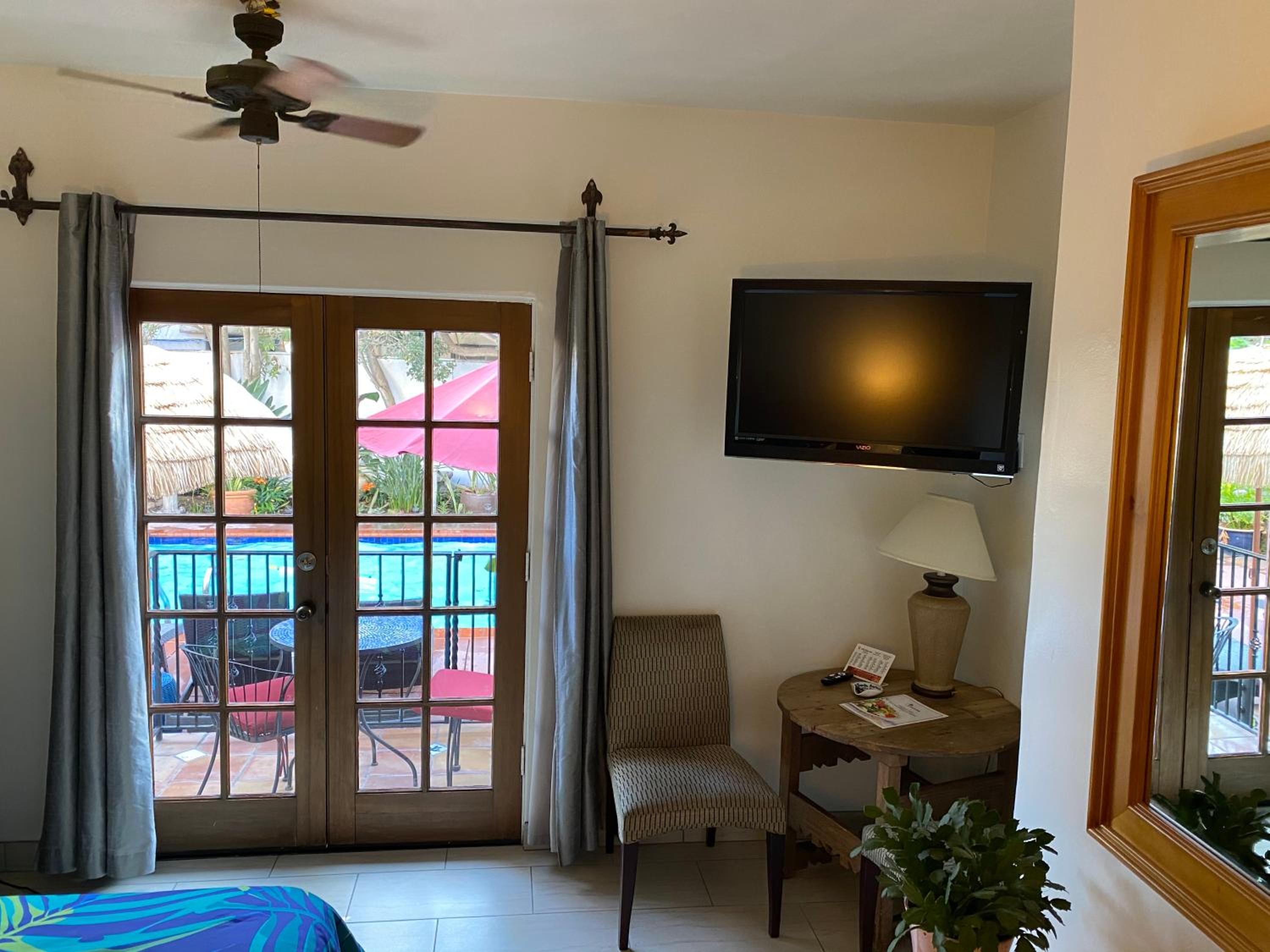 King Room with Balcony - Photo 22