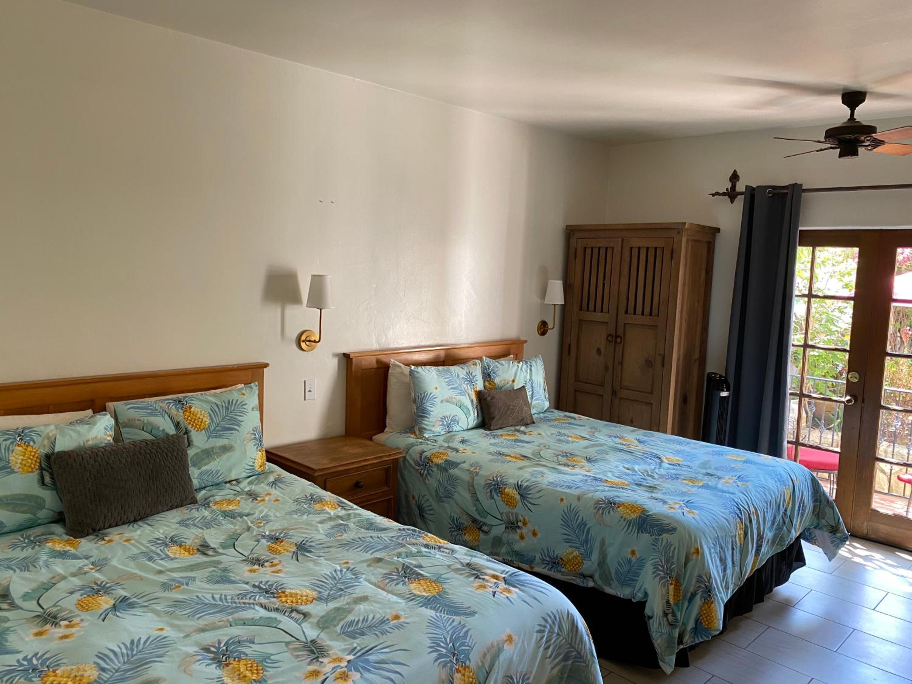 Queen Room with Balcony - Photo 9