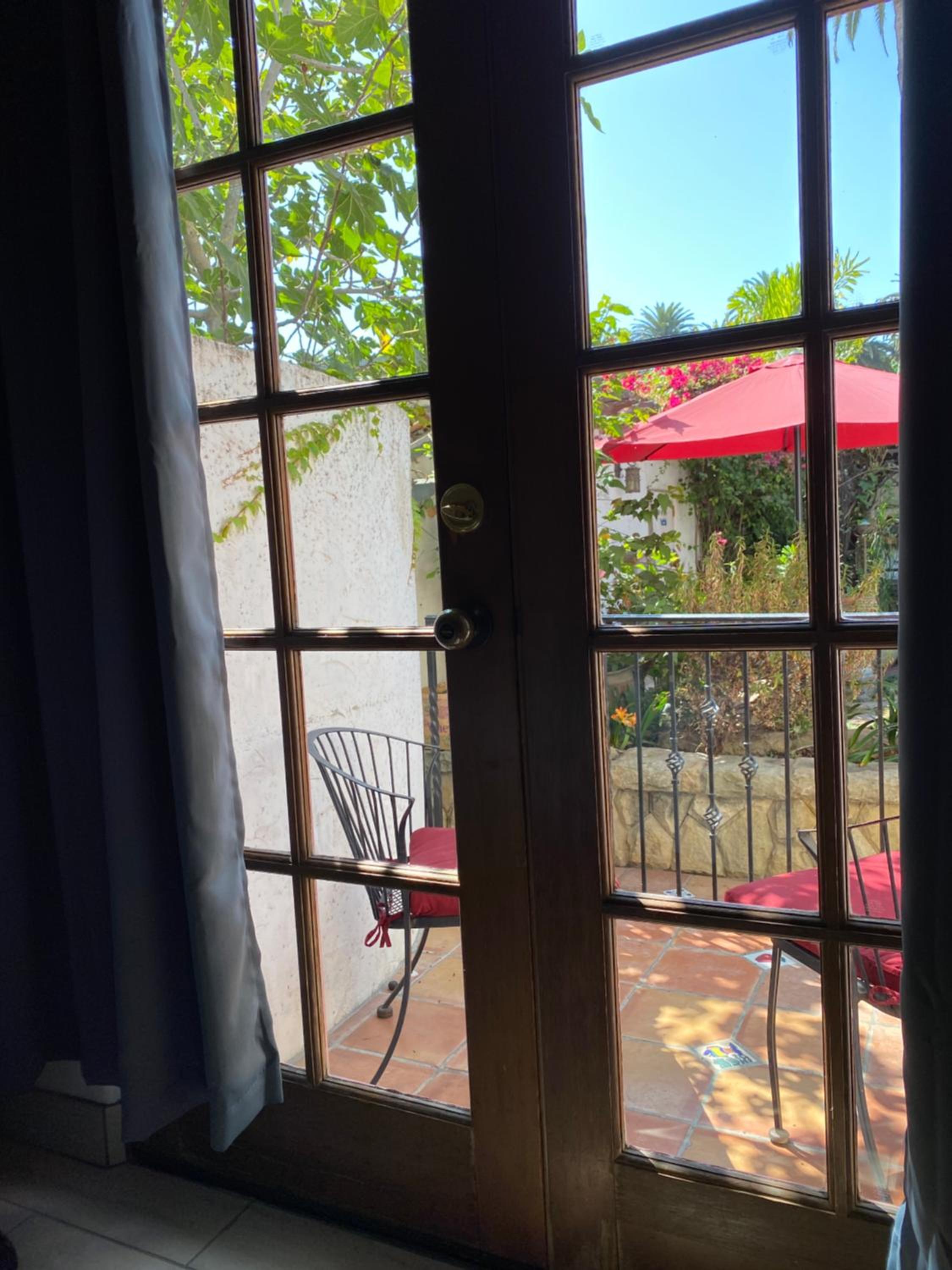 Queen Room with Balcony - Photo 8