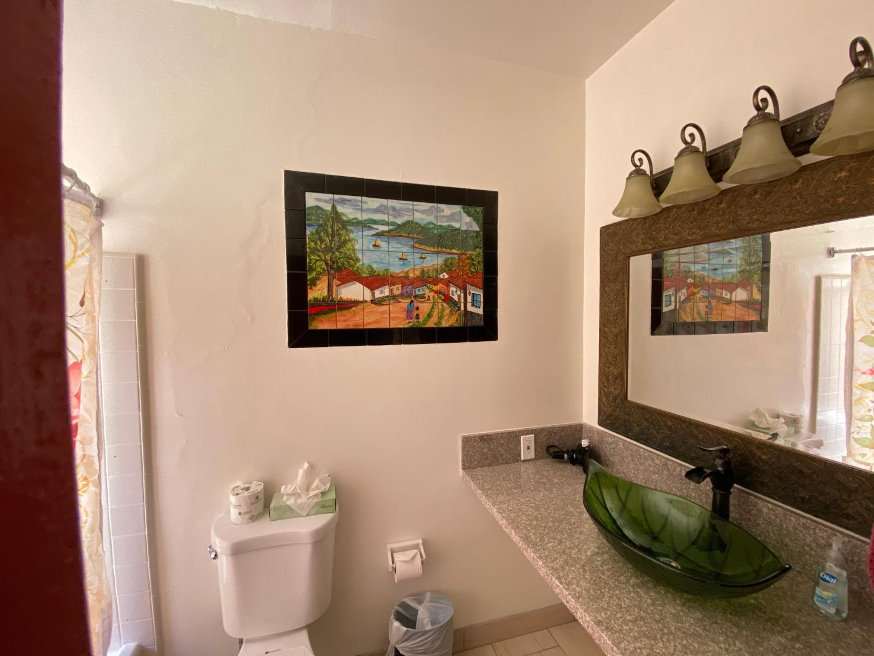 Queen Room with Balcony - Photo 12