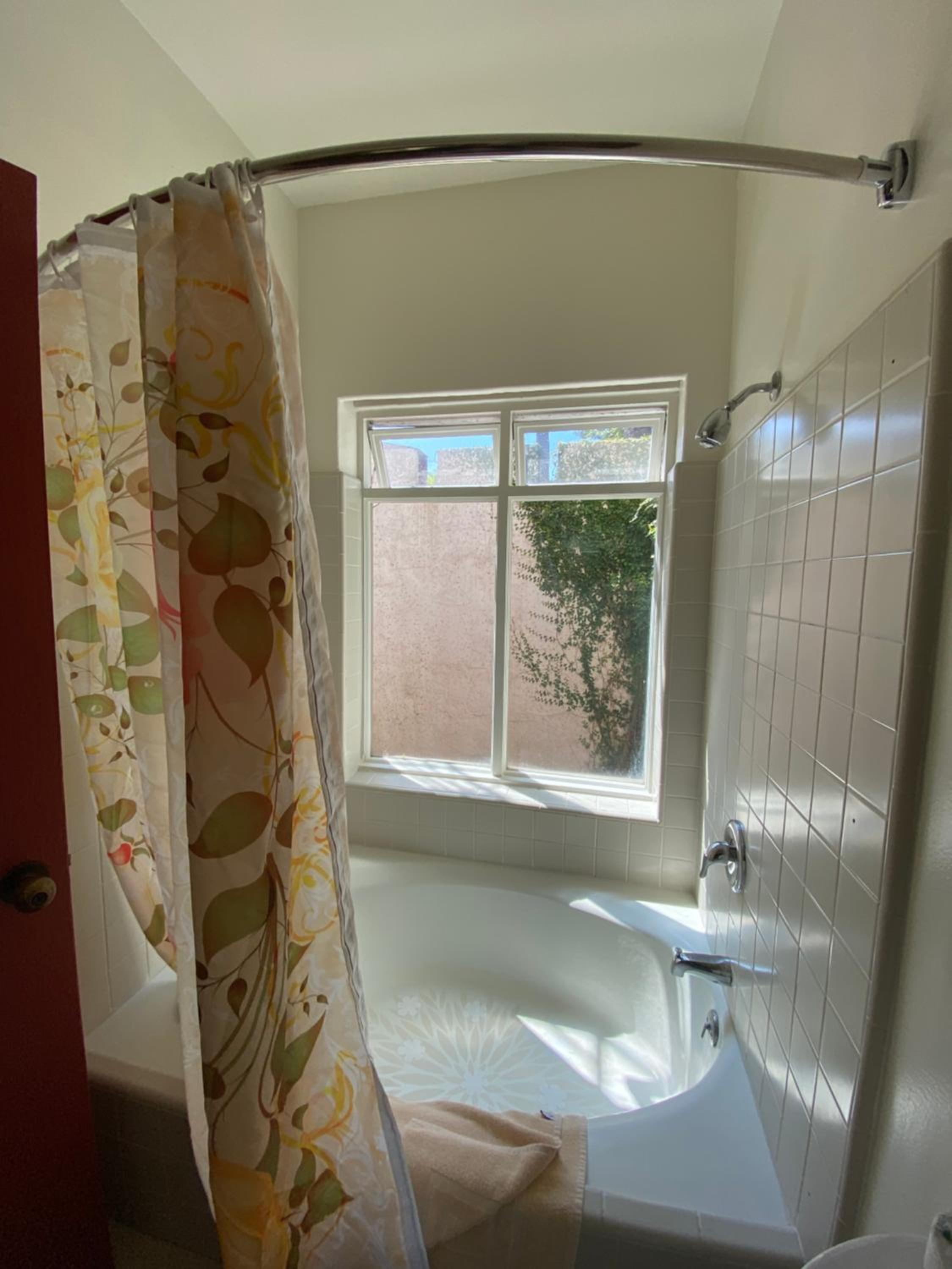 Queen Room with Balcony - Photo 11