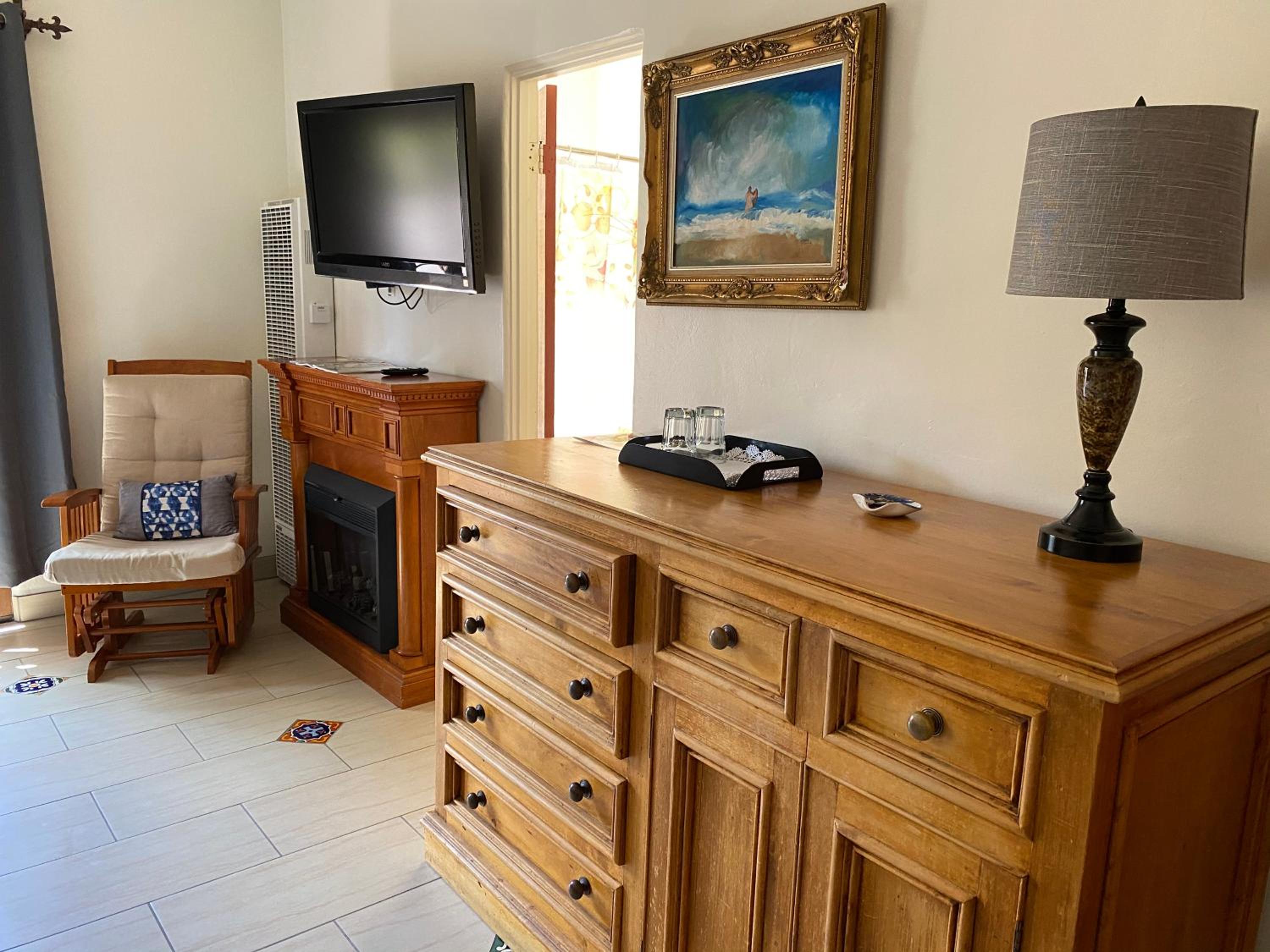 Queen Room with Balcony - Photo 7