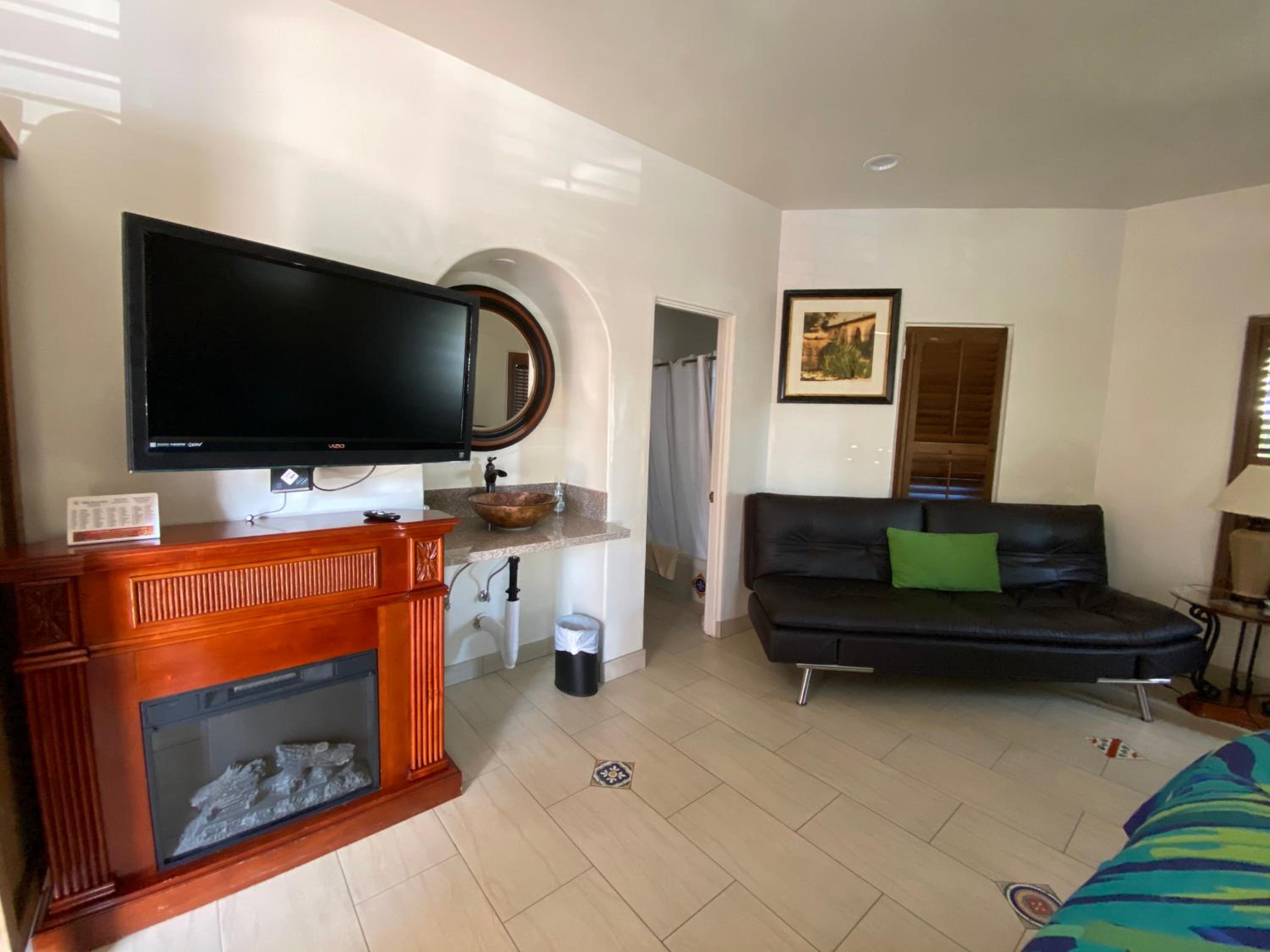 King Room with Balcony - Photo 28