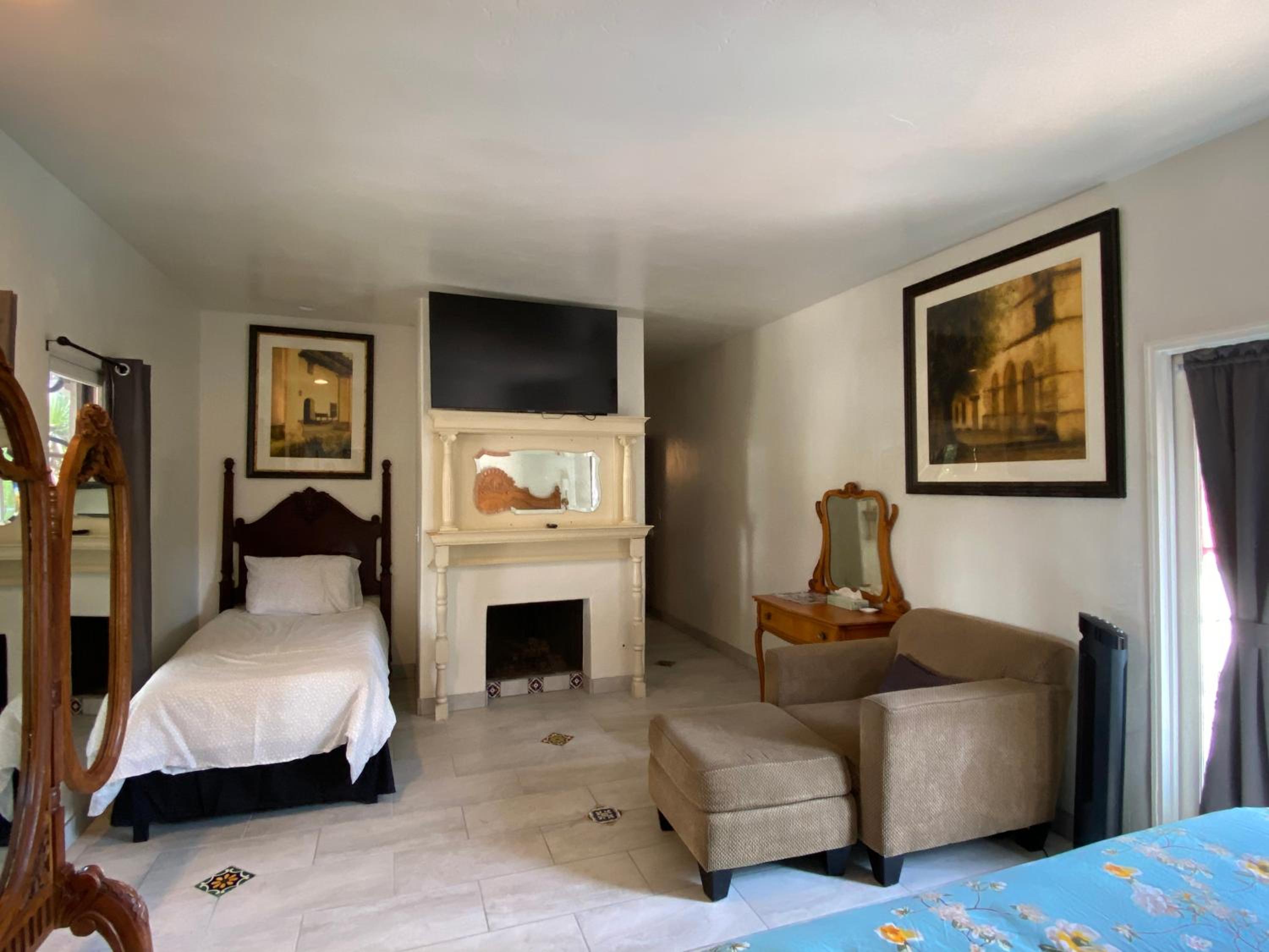 Suite with Balcony - Photo 14