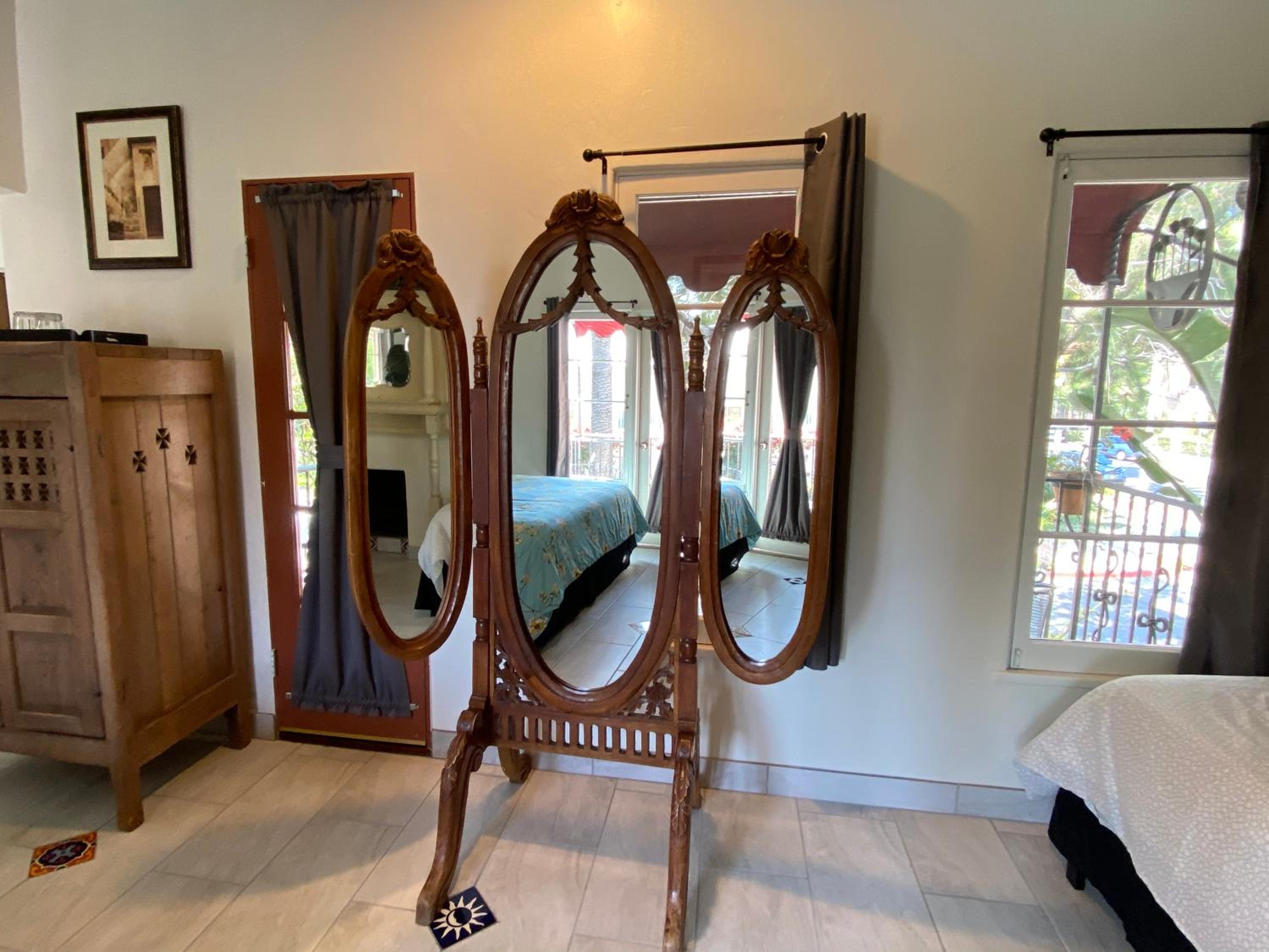 Suite with Balcony - Photo 16