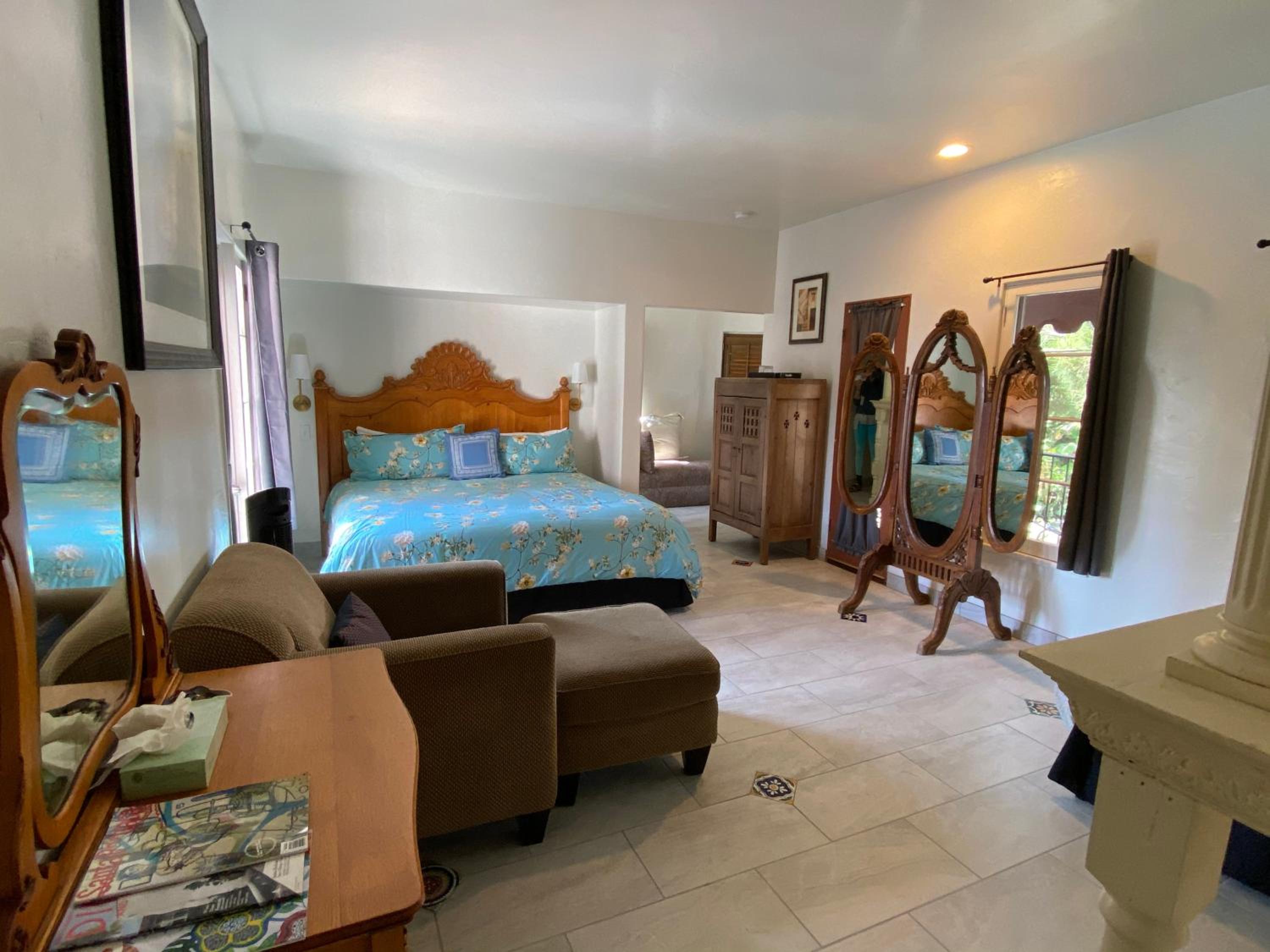 Suite with Balcony - Photo 17