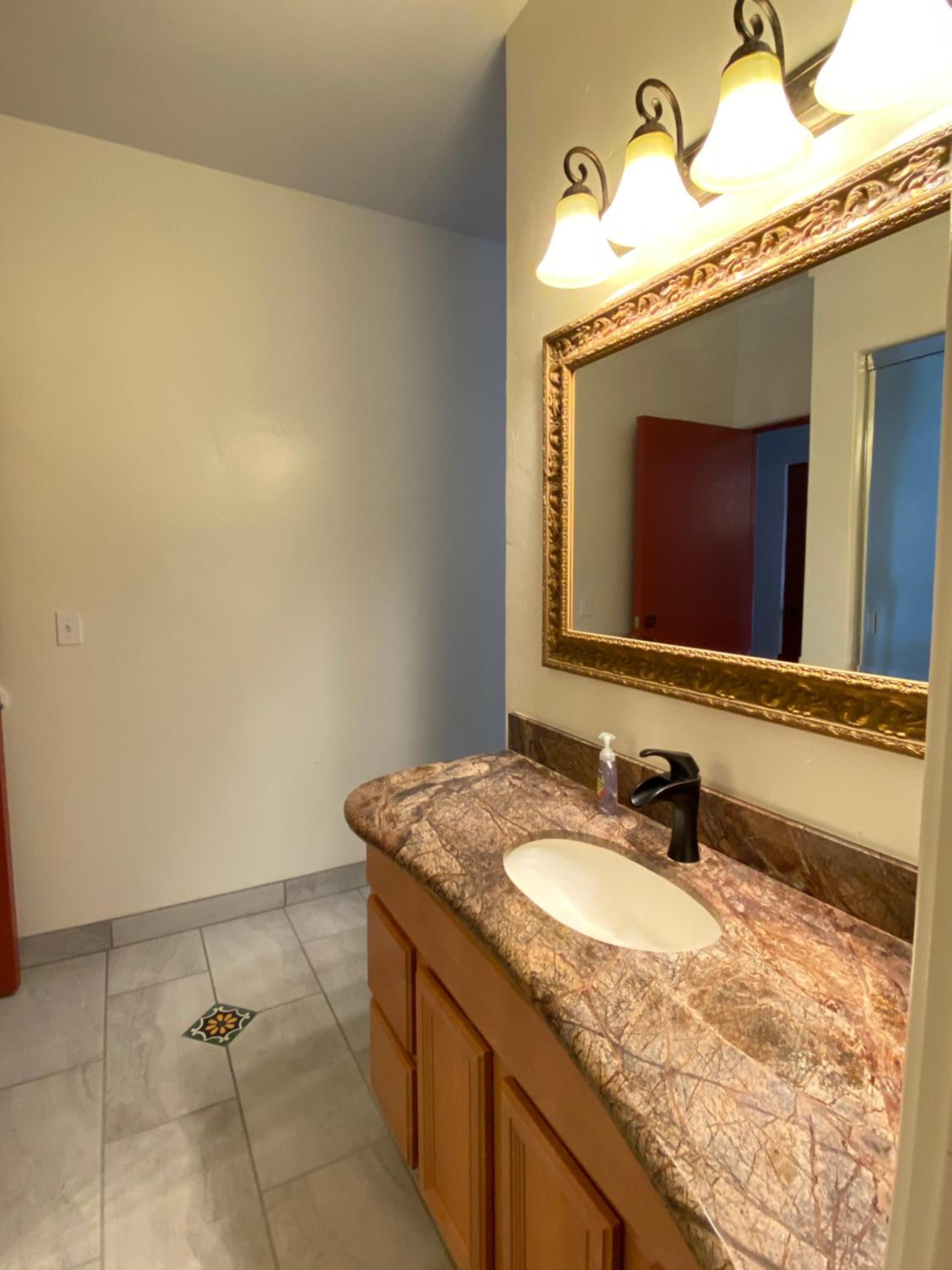 Suite with Balcony - Photo 18