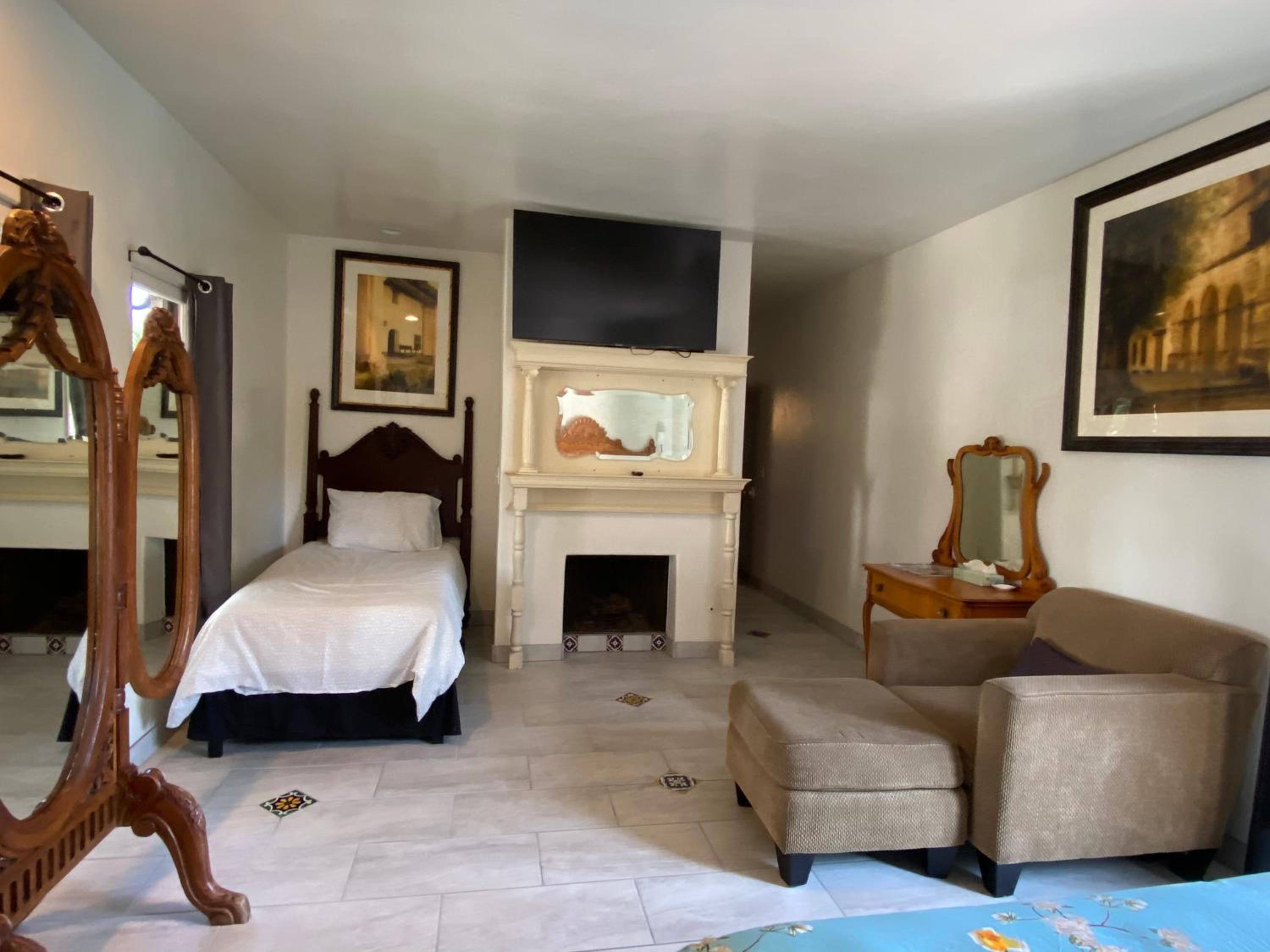 Suite with Balcony - Photo 25