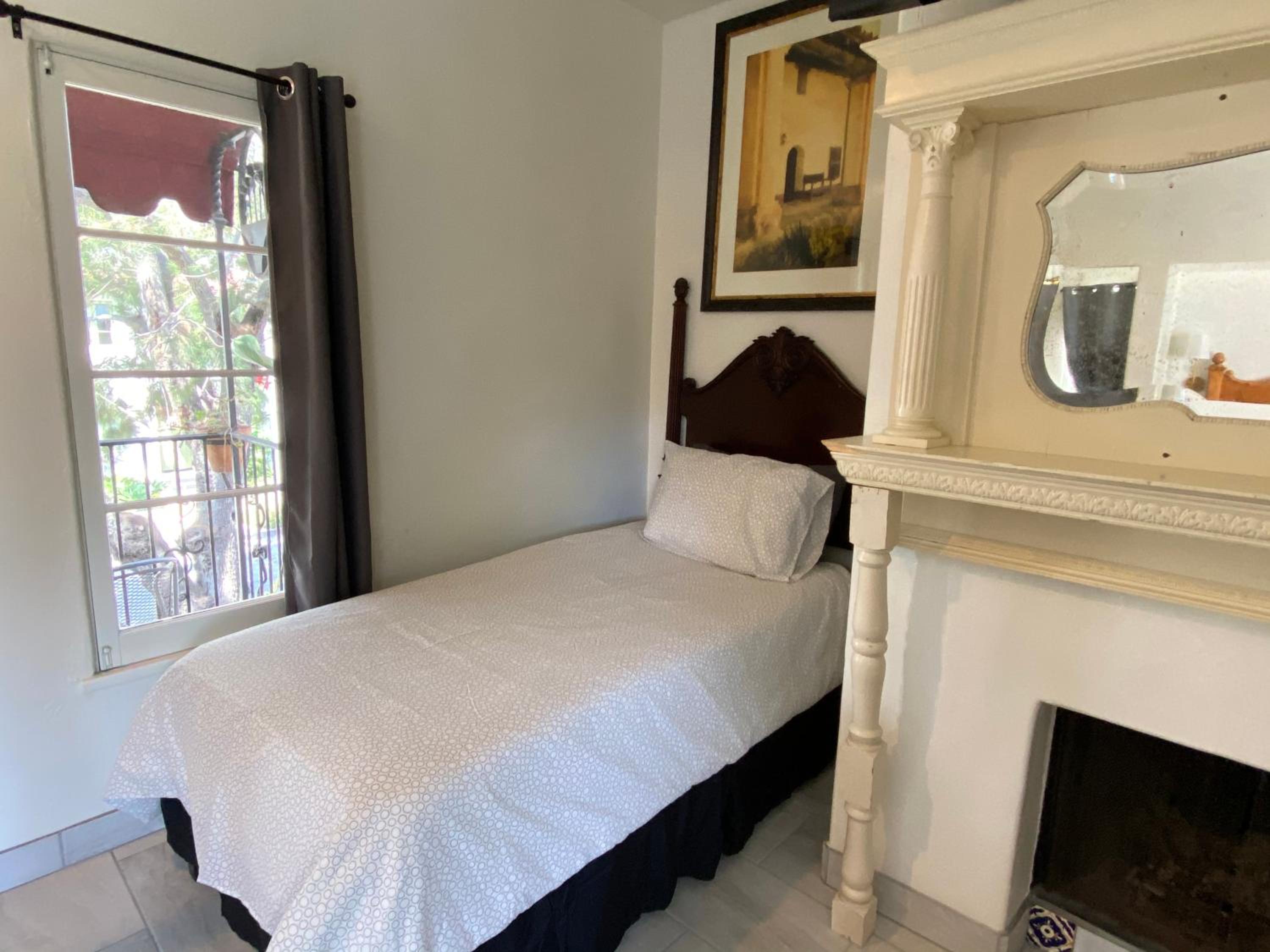 Suite with Balcony - Photo 7