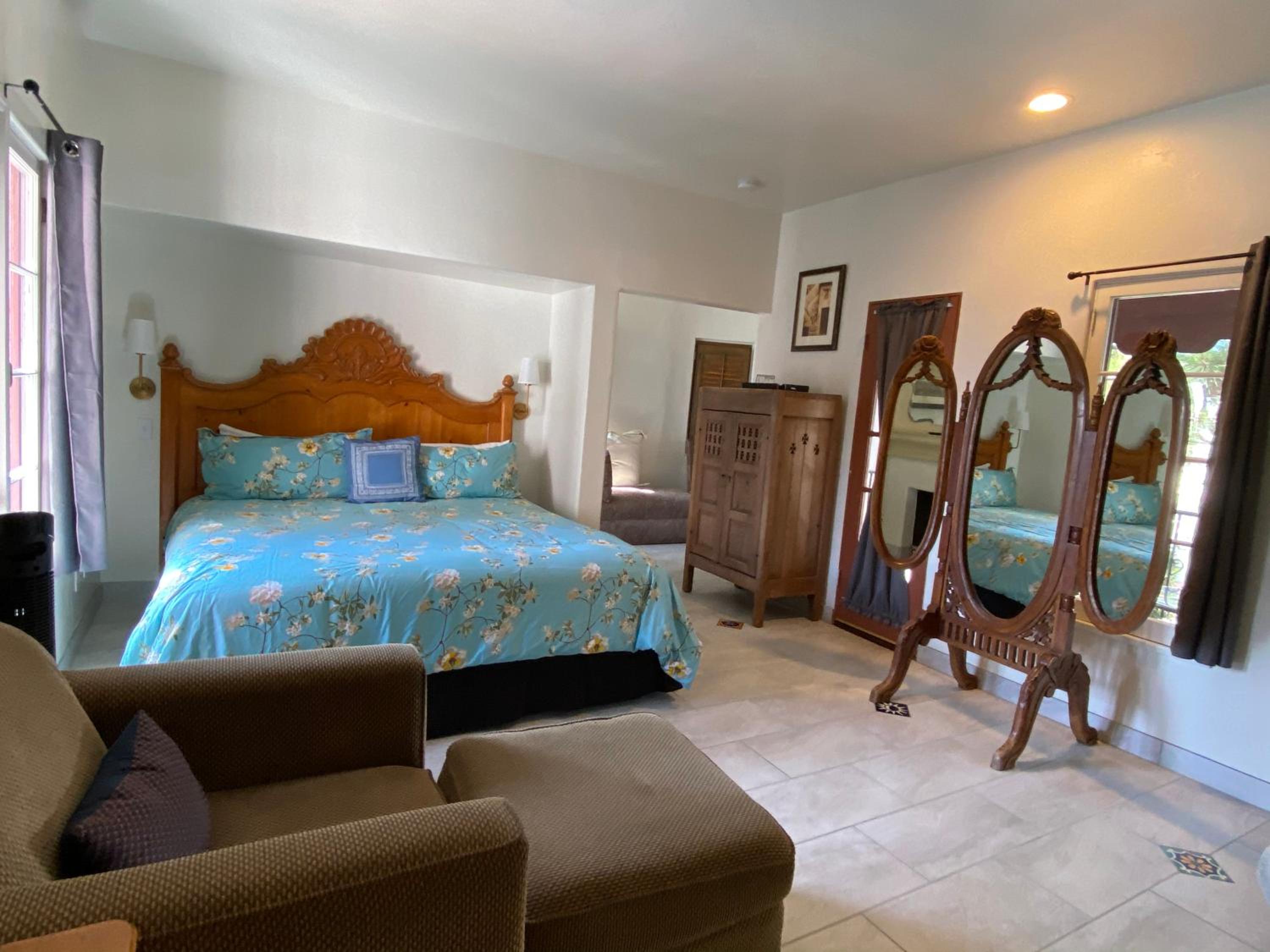 Suite with Balcony - Photo 26