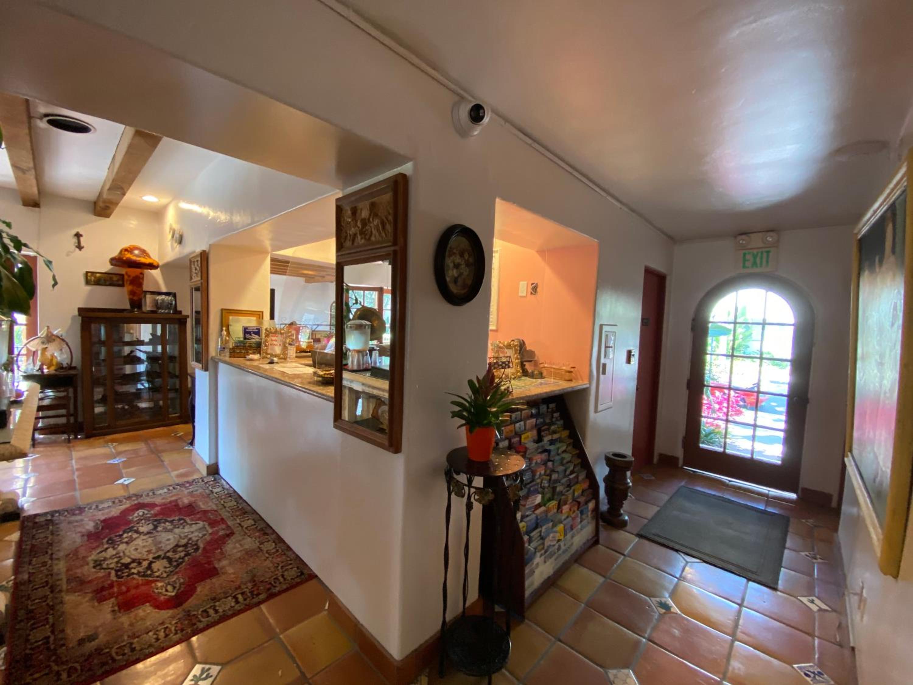 King Room with Balcony - Photo 16
