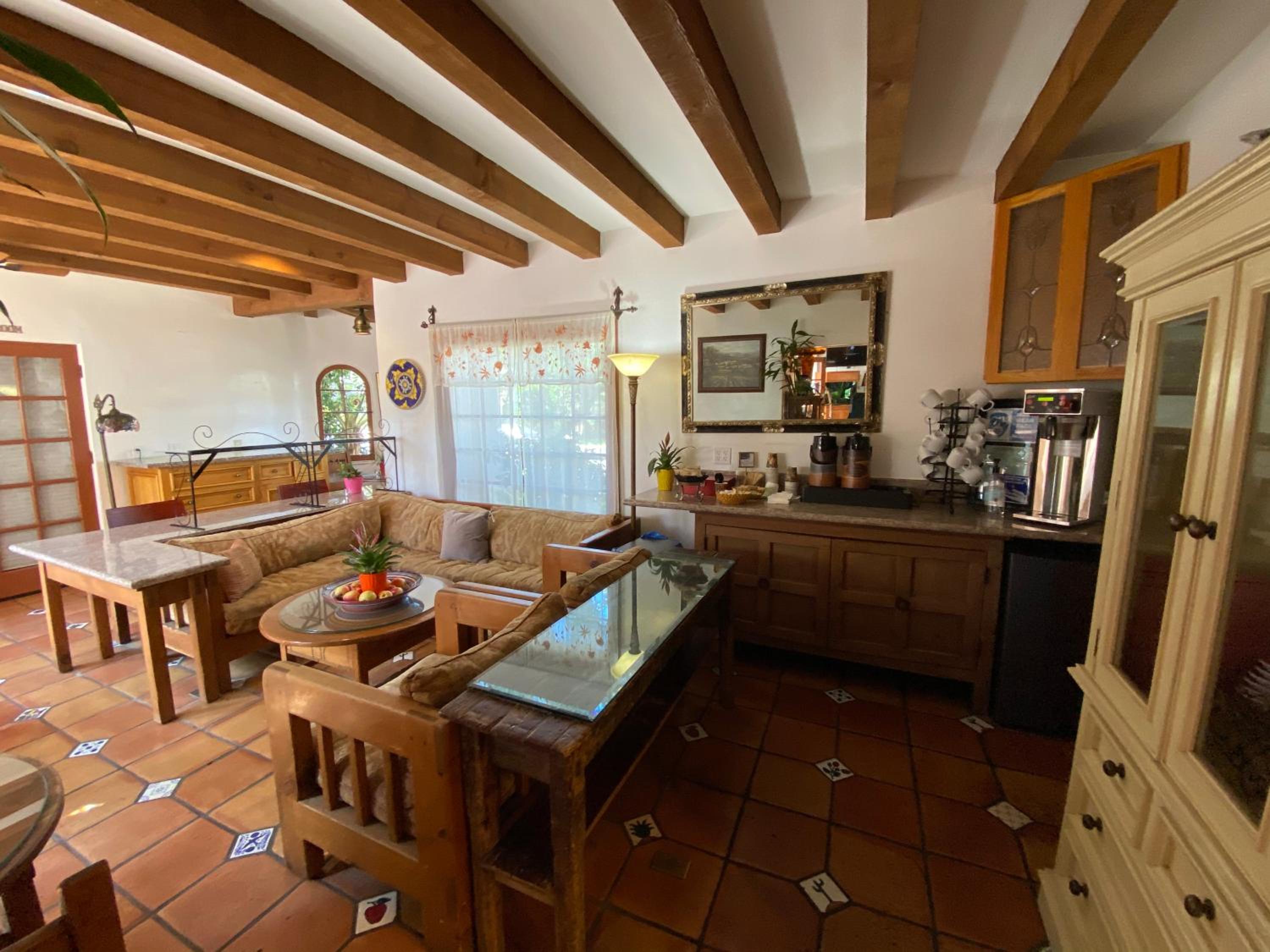 King Room with Balcony - Photo 11