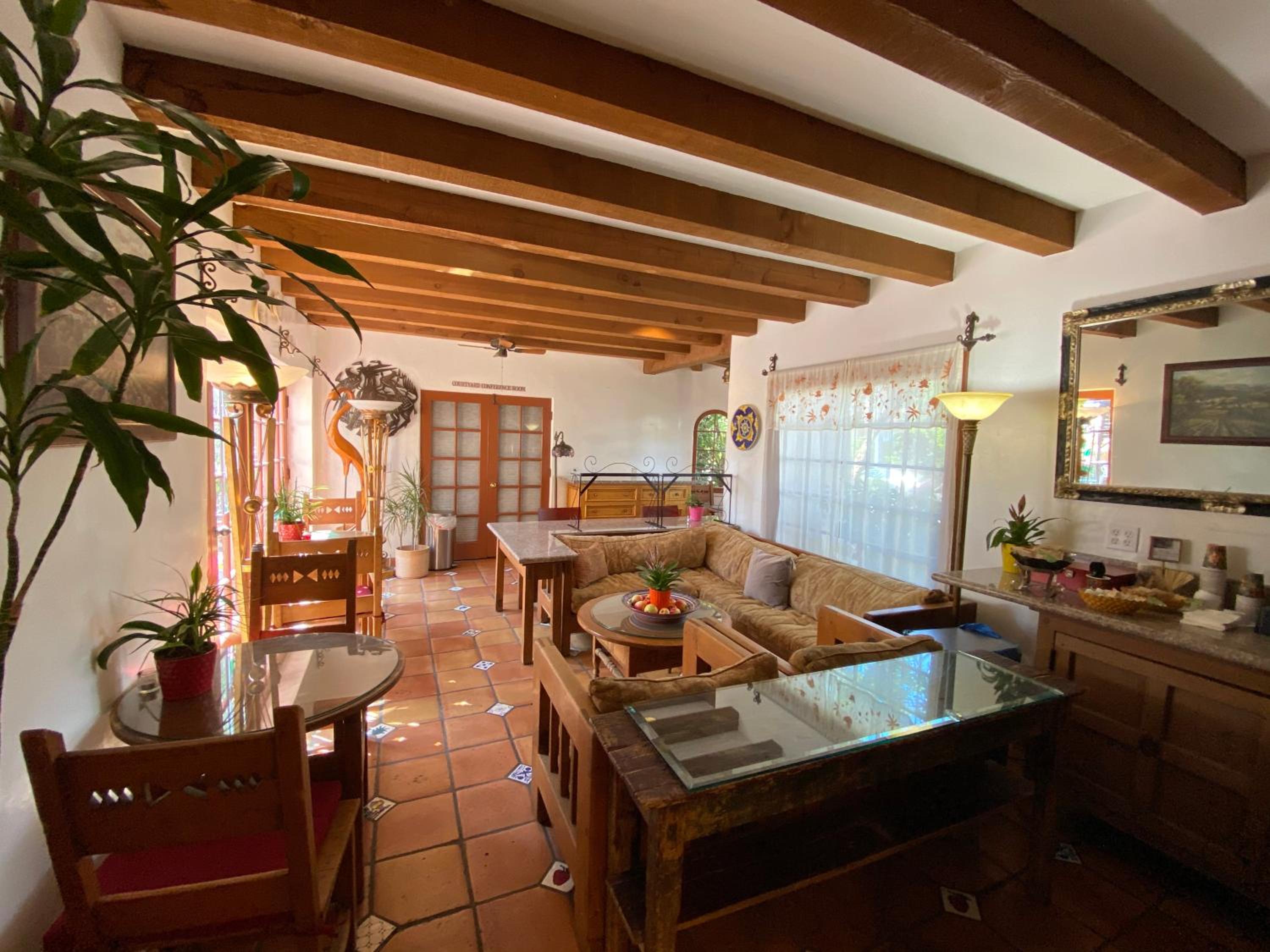 King Room with Balcony - Photo 10