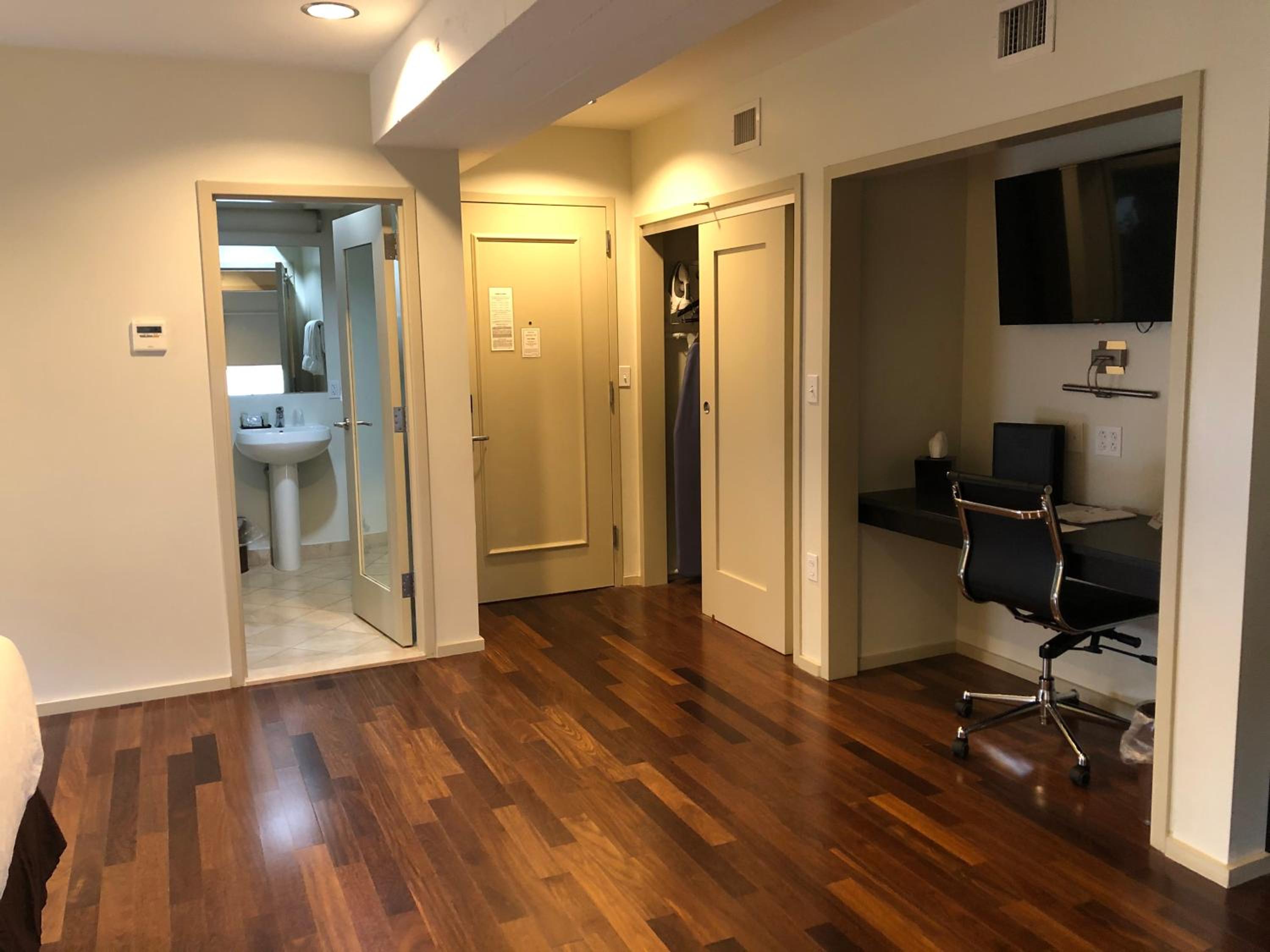 Deluxe Queen Room - Photo 1