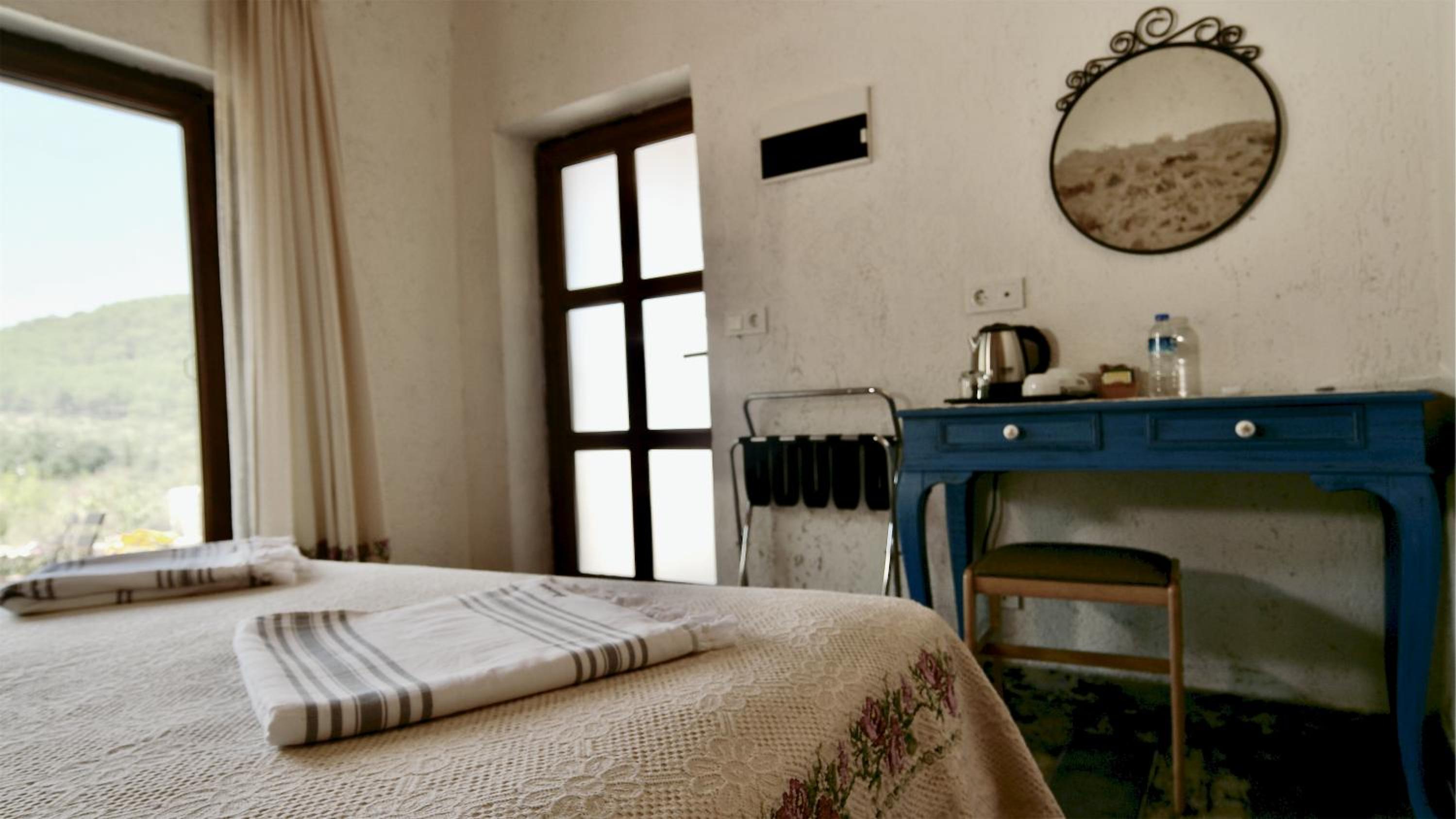 Deluxe Room - Photo 5