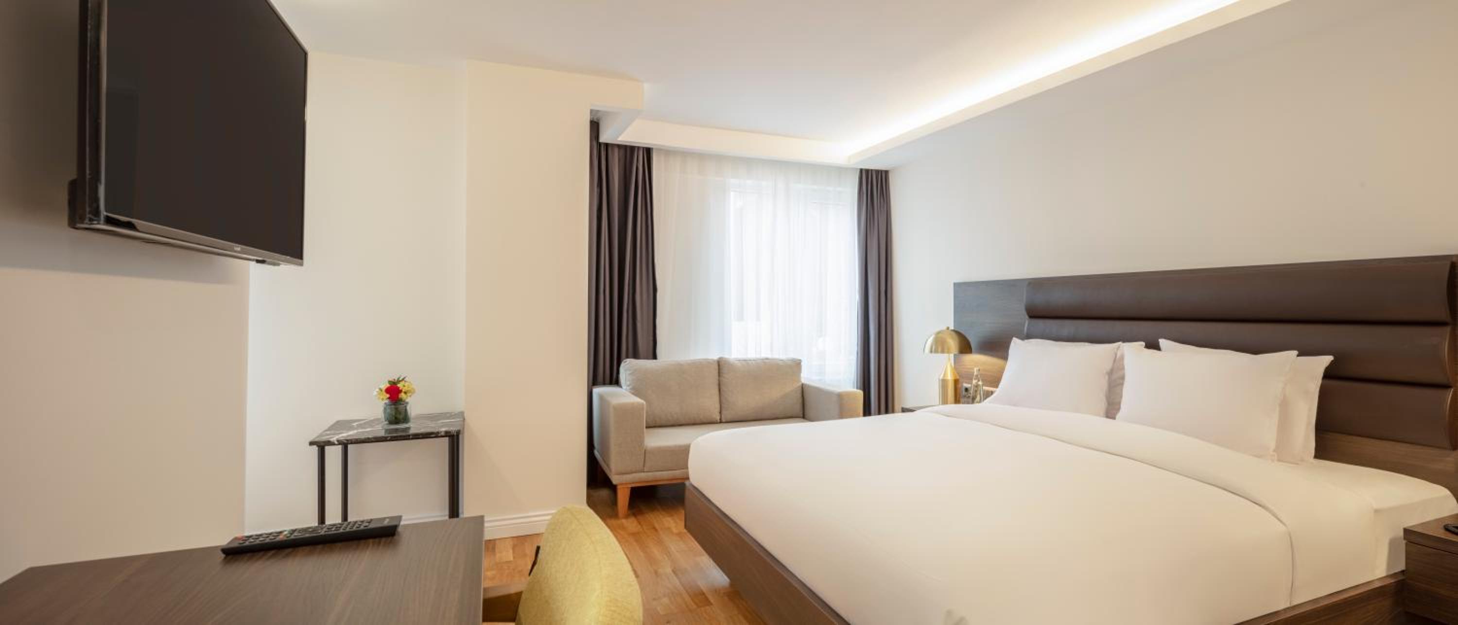 Deluxe Double Room with Balcony photo 2