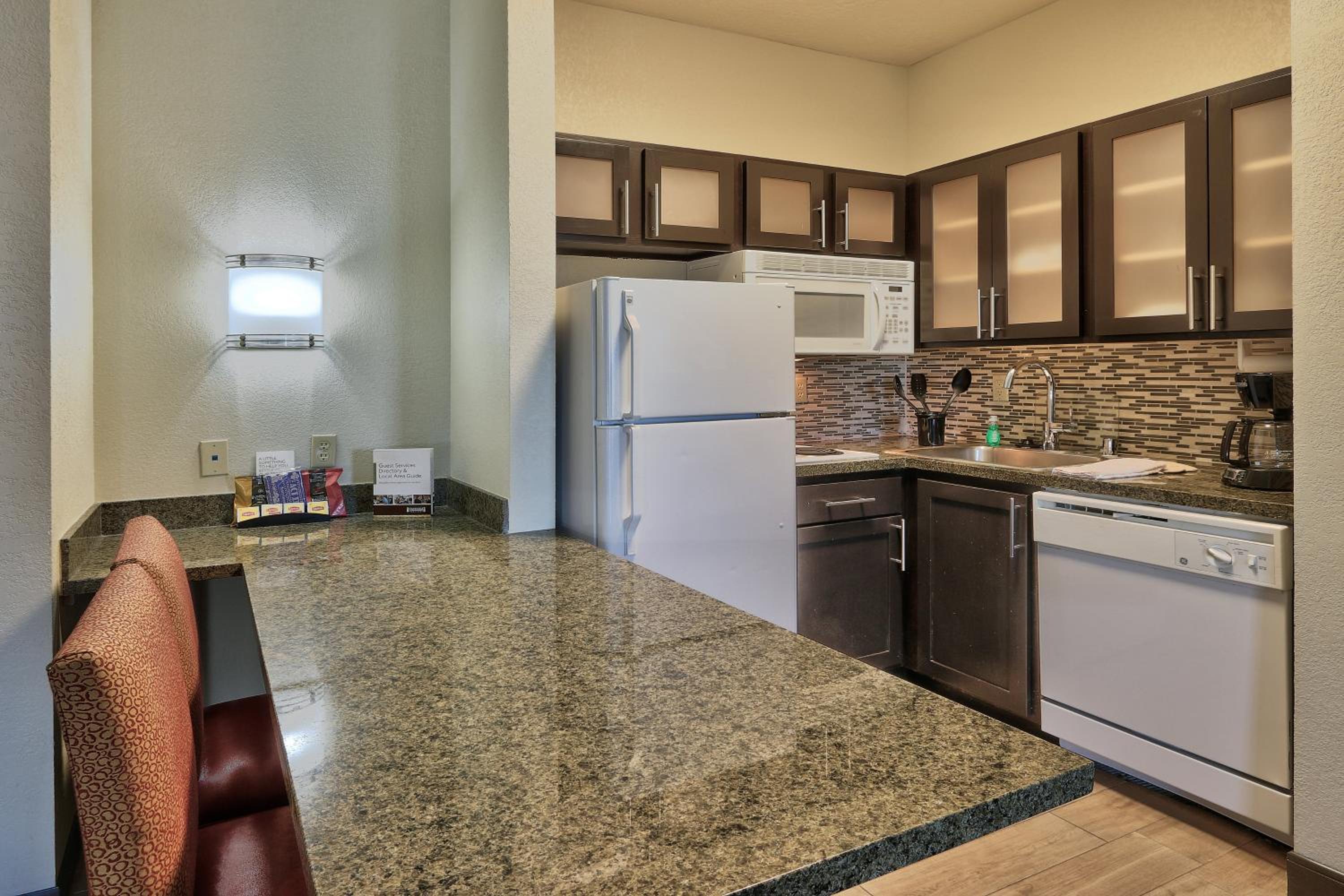 One-Bedroom Queen Suite - Photo 4