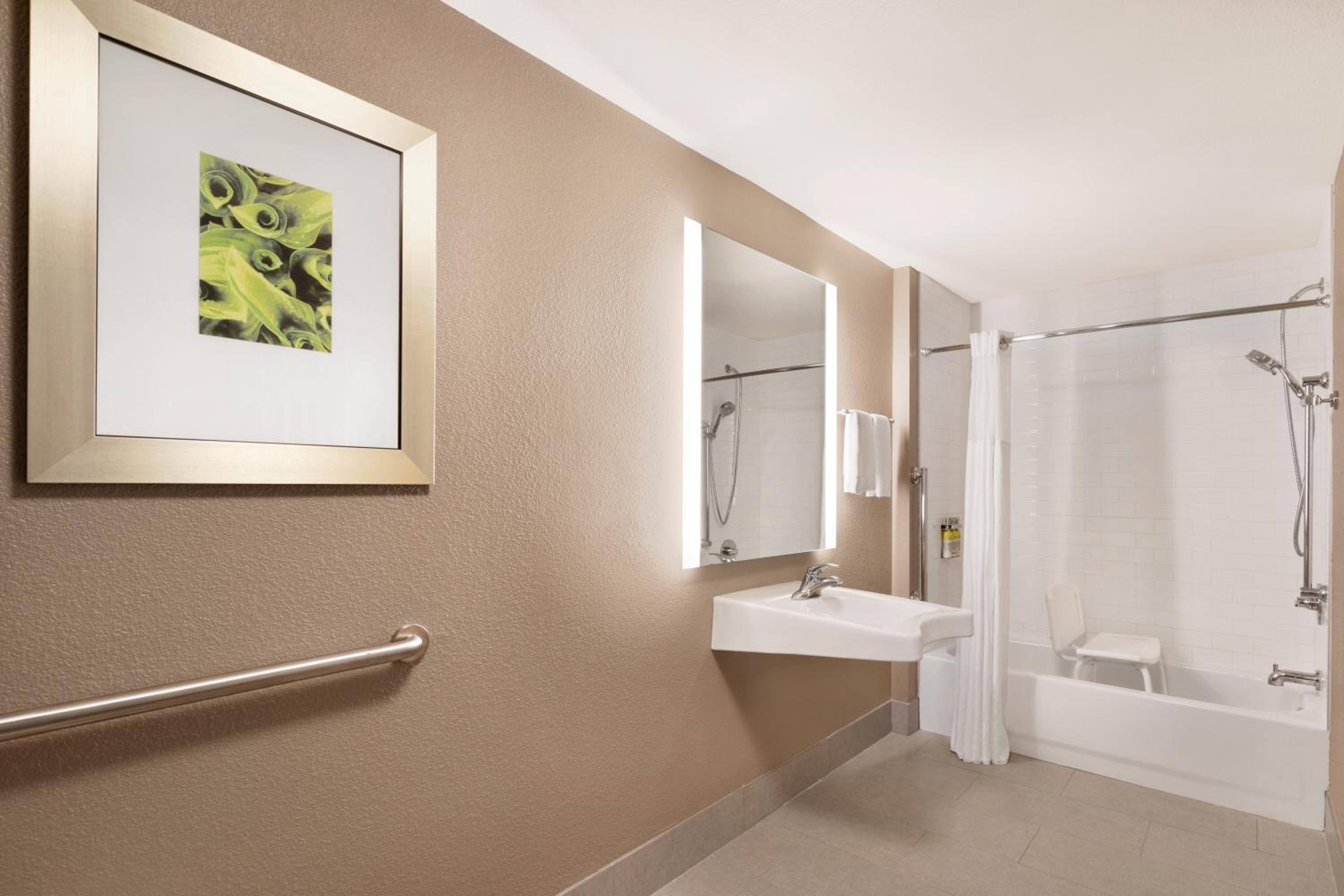 One-Bedroom Queen Suite with Accessible Tub - Photo 5