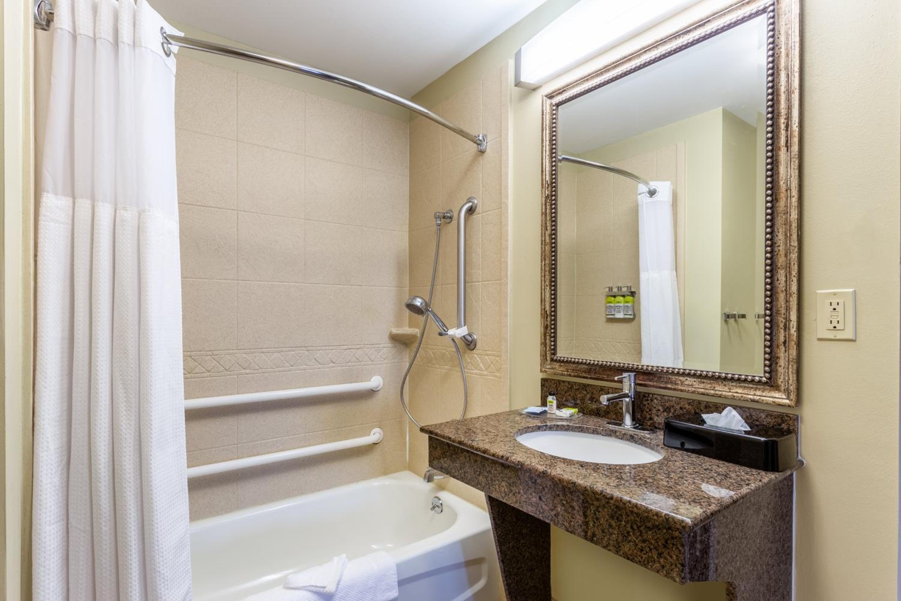 One-Bedroom King Room with Roll-In Shower - Hearing Accessible/Non-Smoking - Photo 6