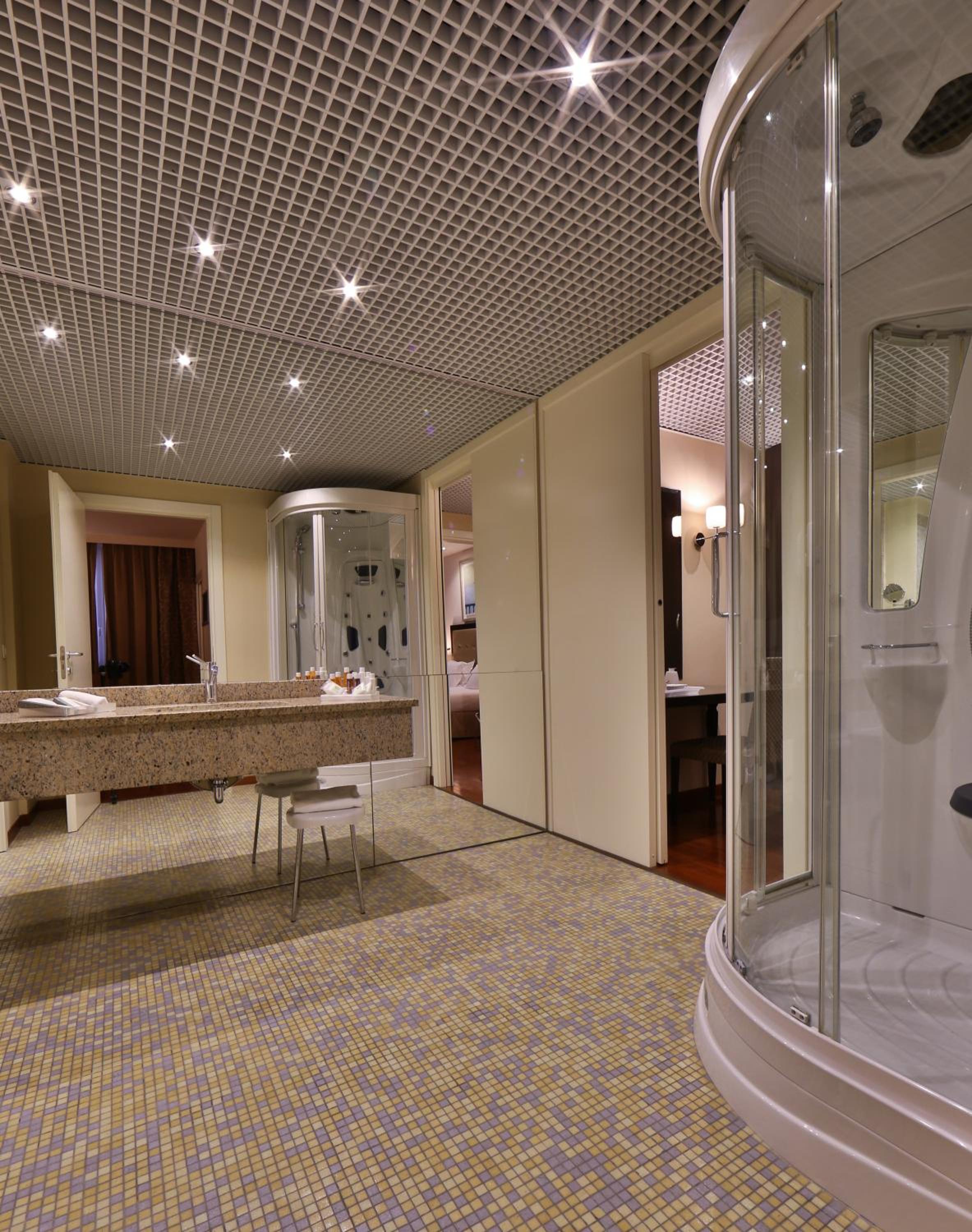 One-Bedroom Suite with Two Double Beds - Photo 10