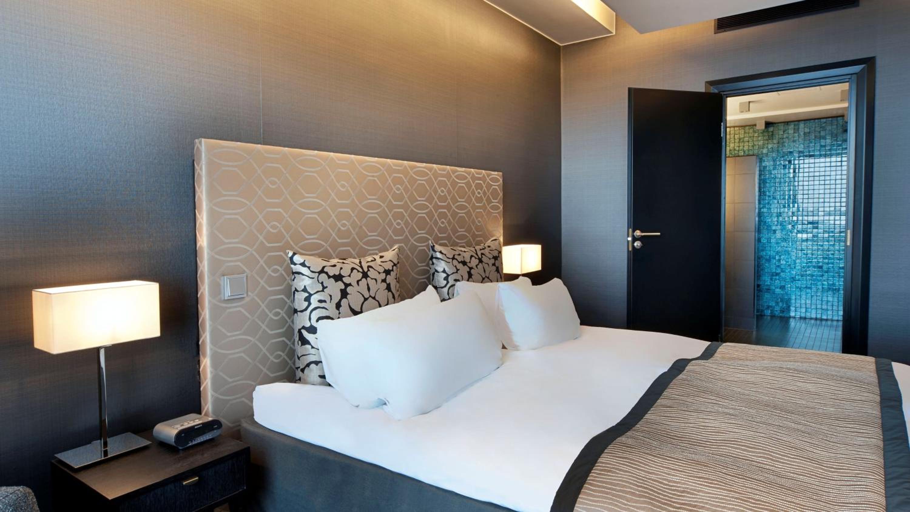 One-Bedroom Suite - Photo 9
