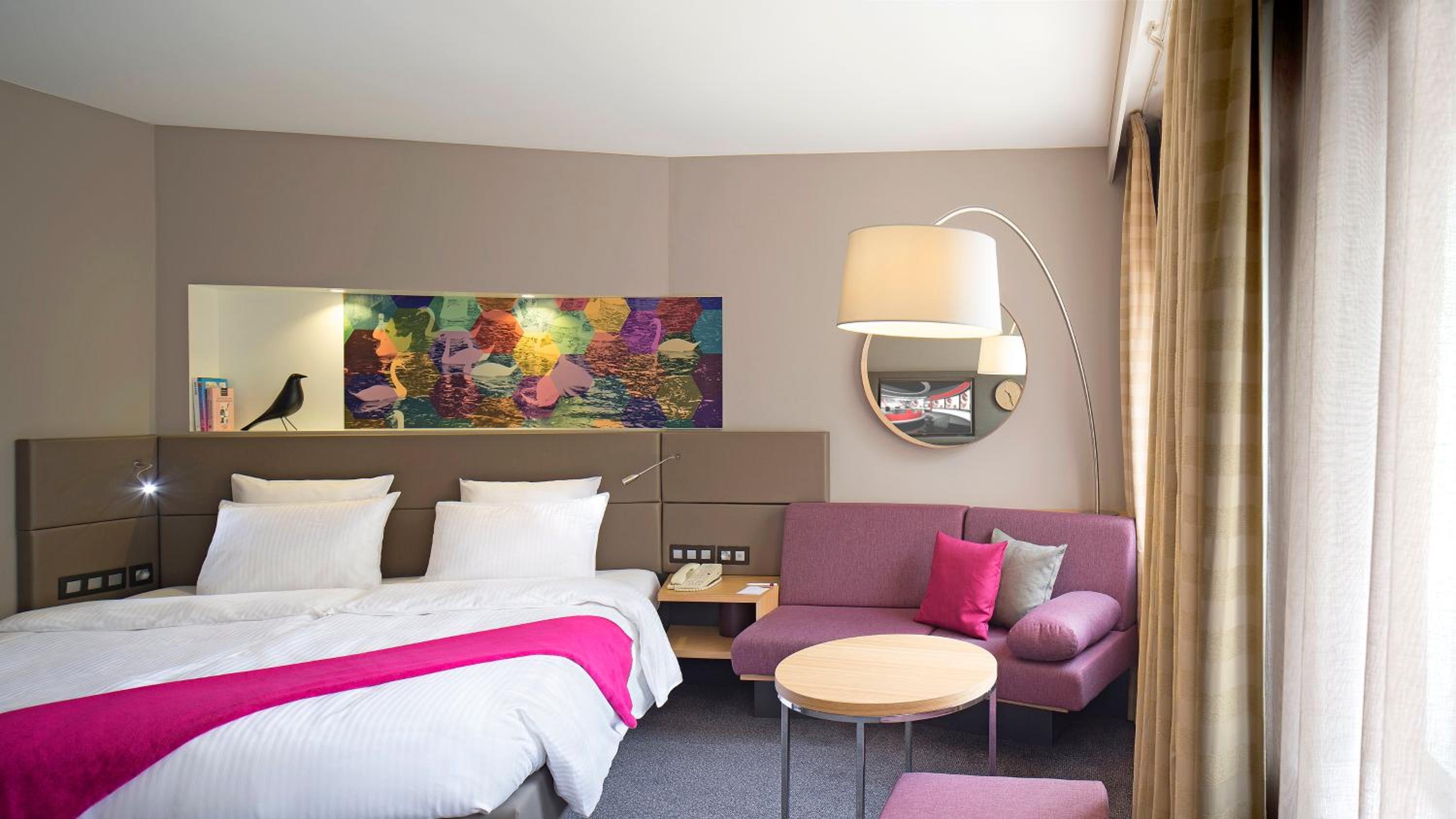 Standard King Room with City View thumbnail 5