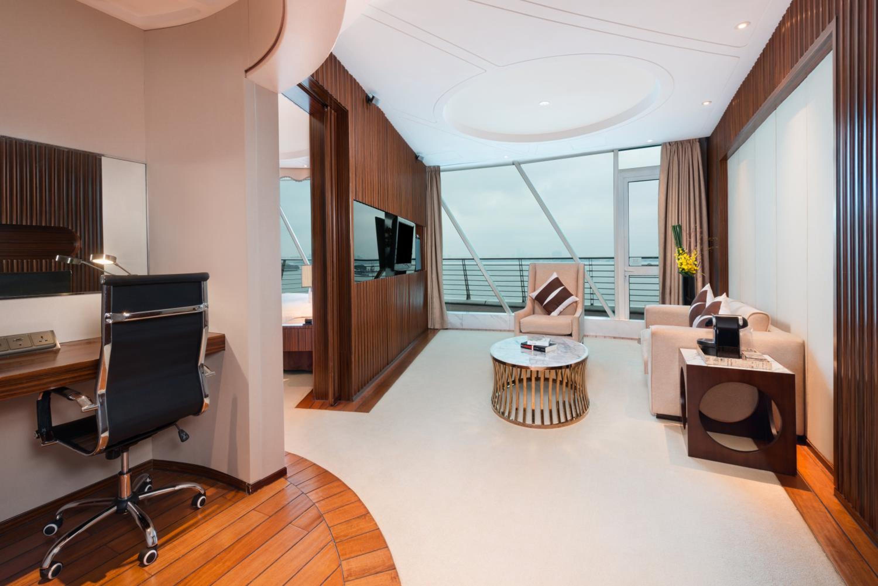 1 King Captain Suite Lounge Access Lake View thumbnail 5