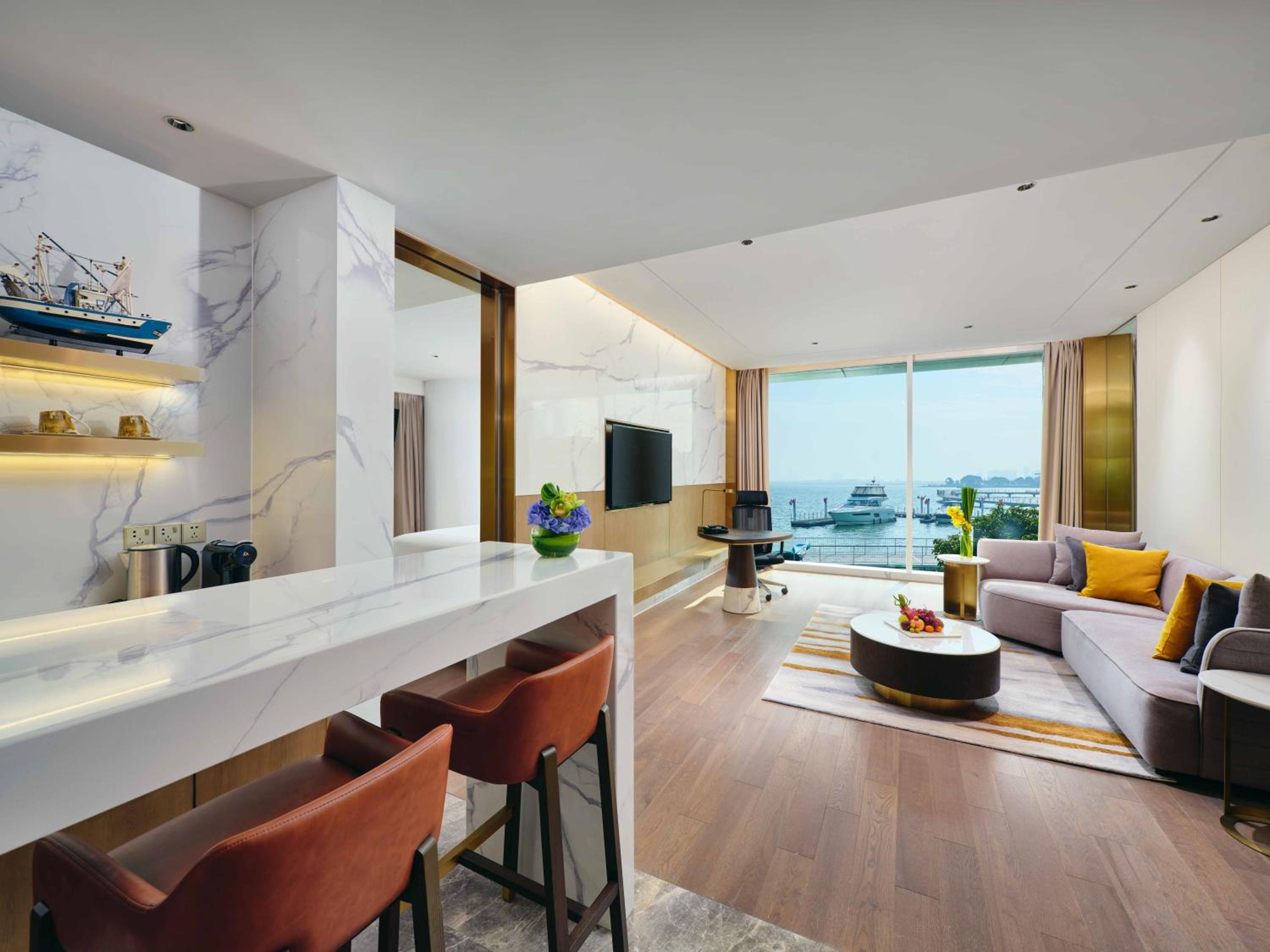 1 King Navigator Suite High Floor Lounge Access Lake View