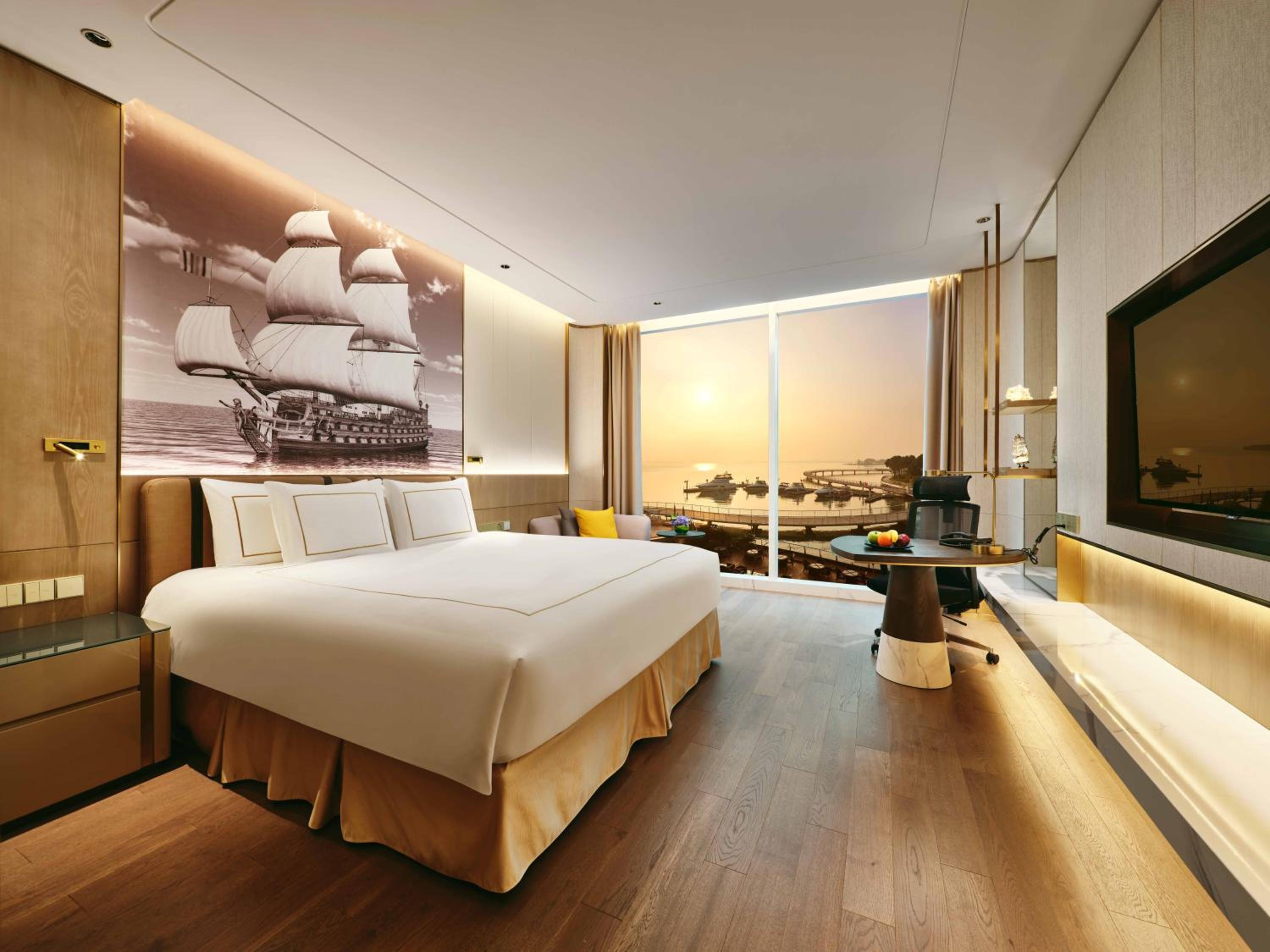 1 King Premium Jinji Lake View thumbnail 5