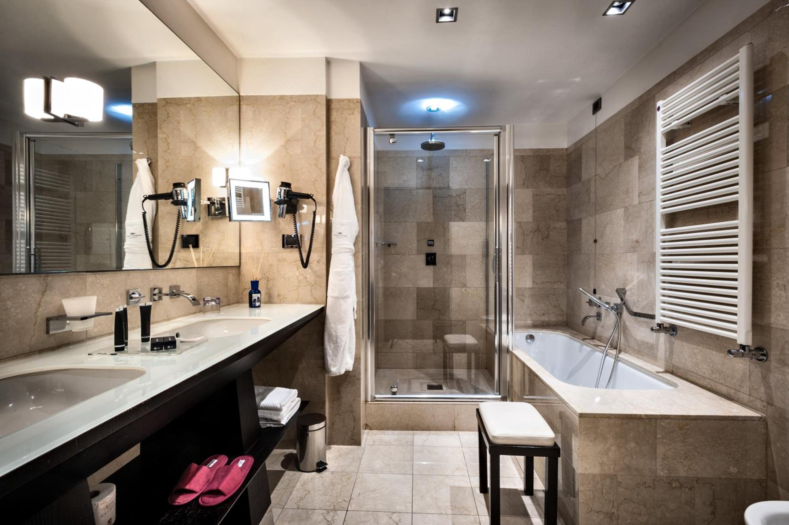 Premium King Room with Balcony thumbnail 5