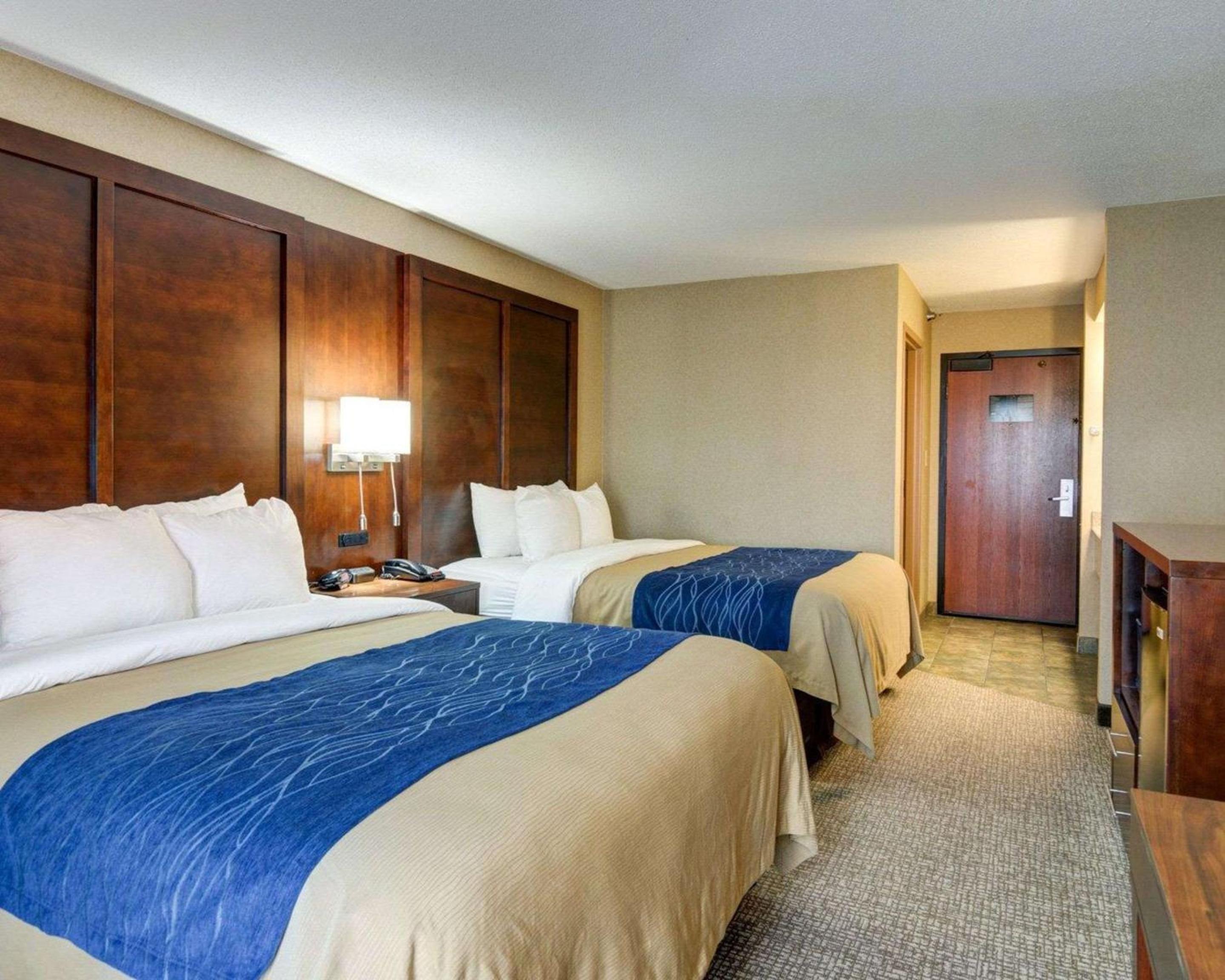 Queen Room with Two Queen Beds - Non-Smoking - Photo 8