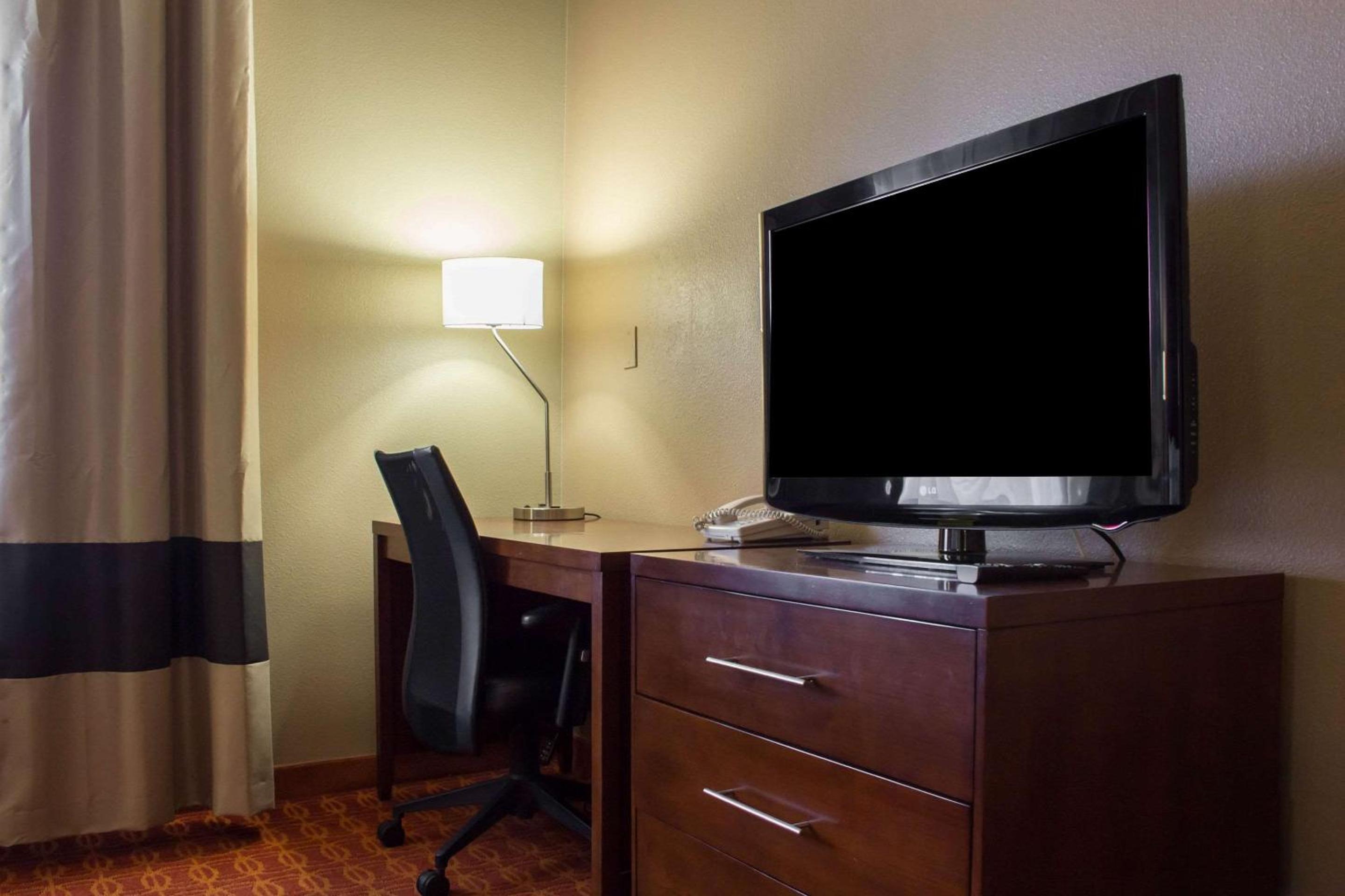 Double Room with Two Double Beds and Roll-In Shower - Non-Smoking photo 2