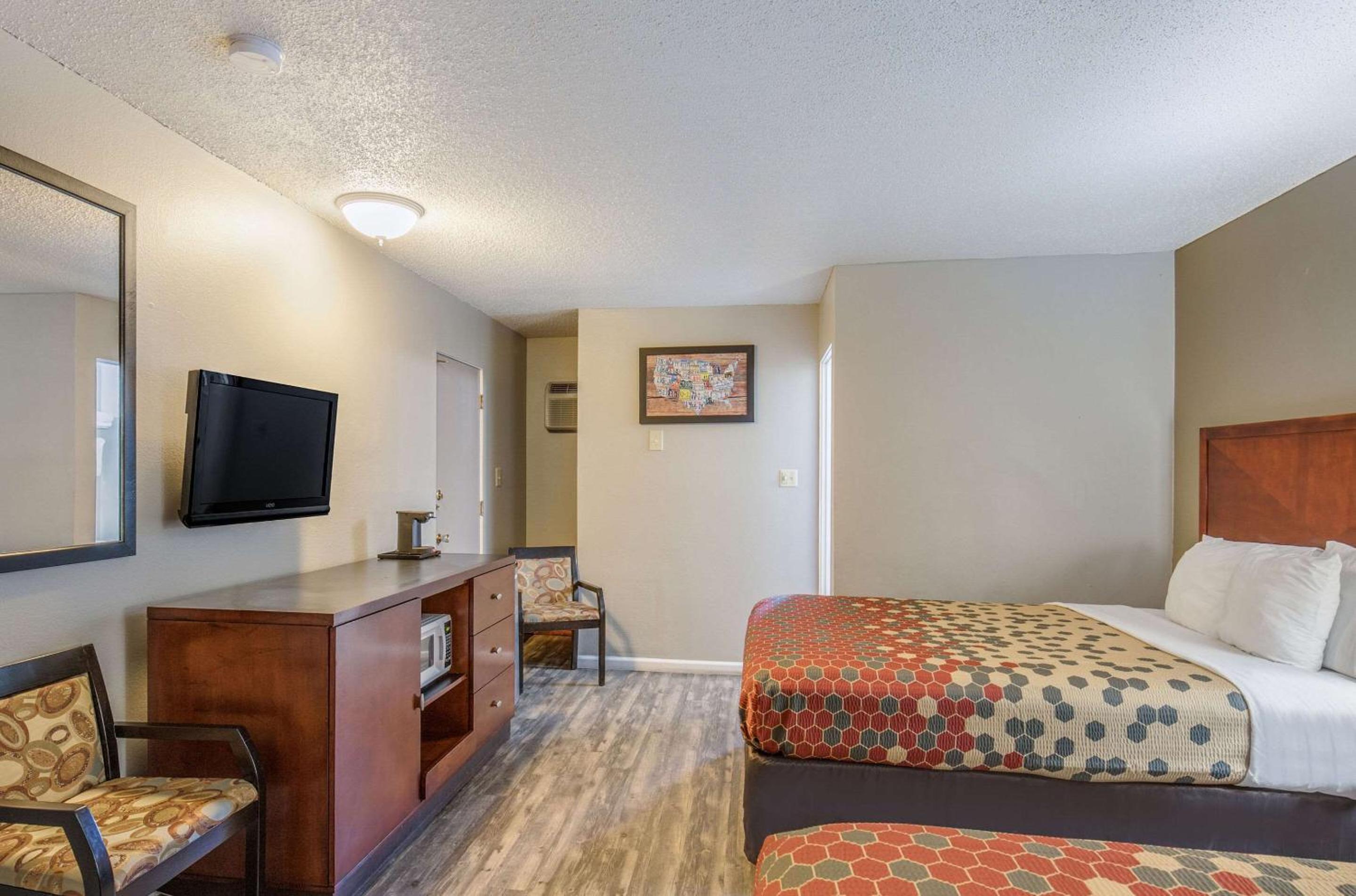 Queen Room with Two Queen Beds - Non-Smoking - Photo 2
