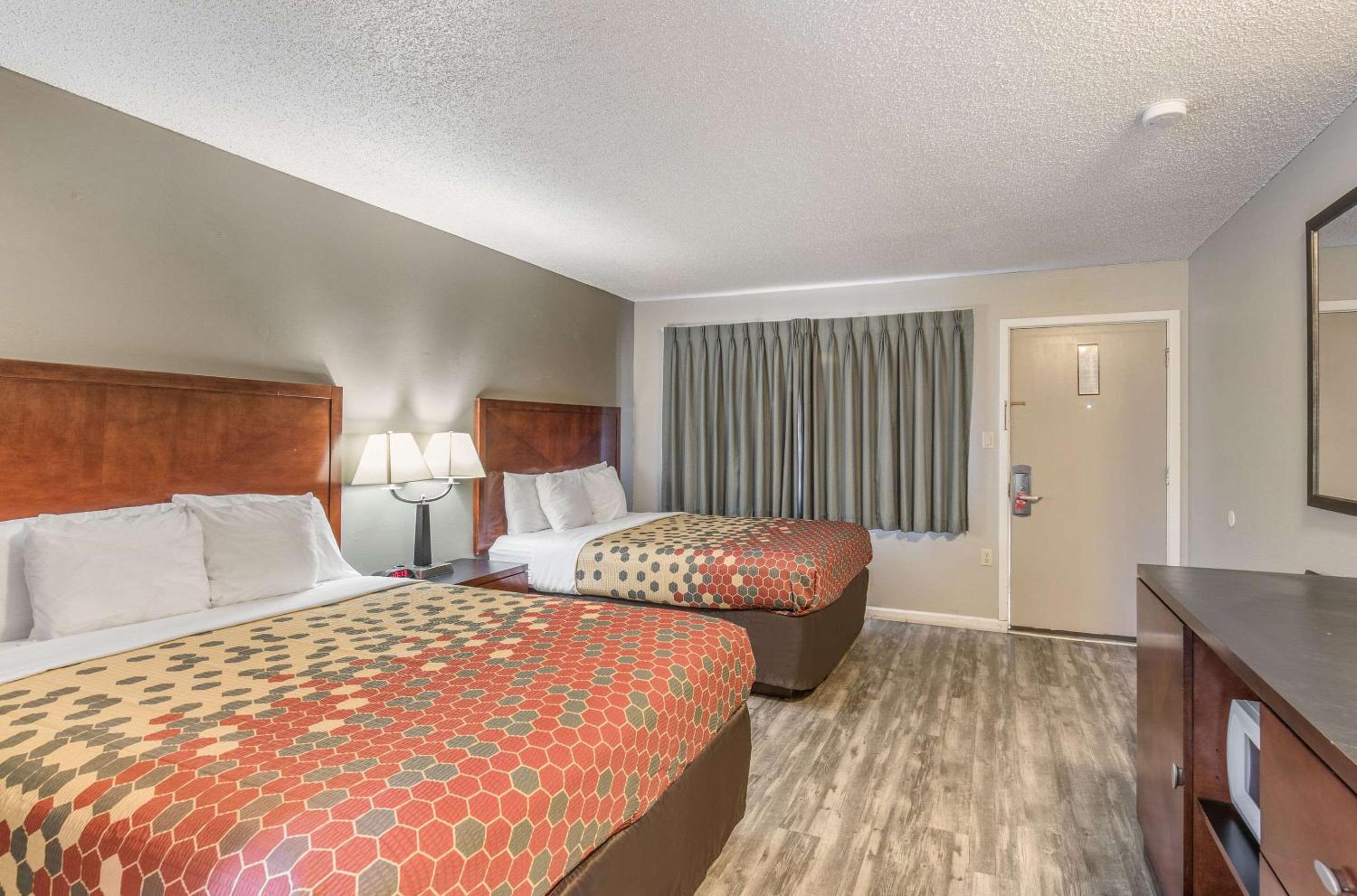 Queen Room with Two Queen Beds - Non-Smoking - Photo 6