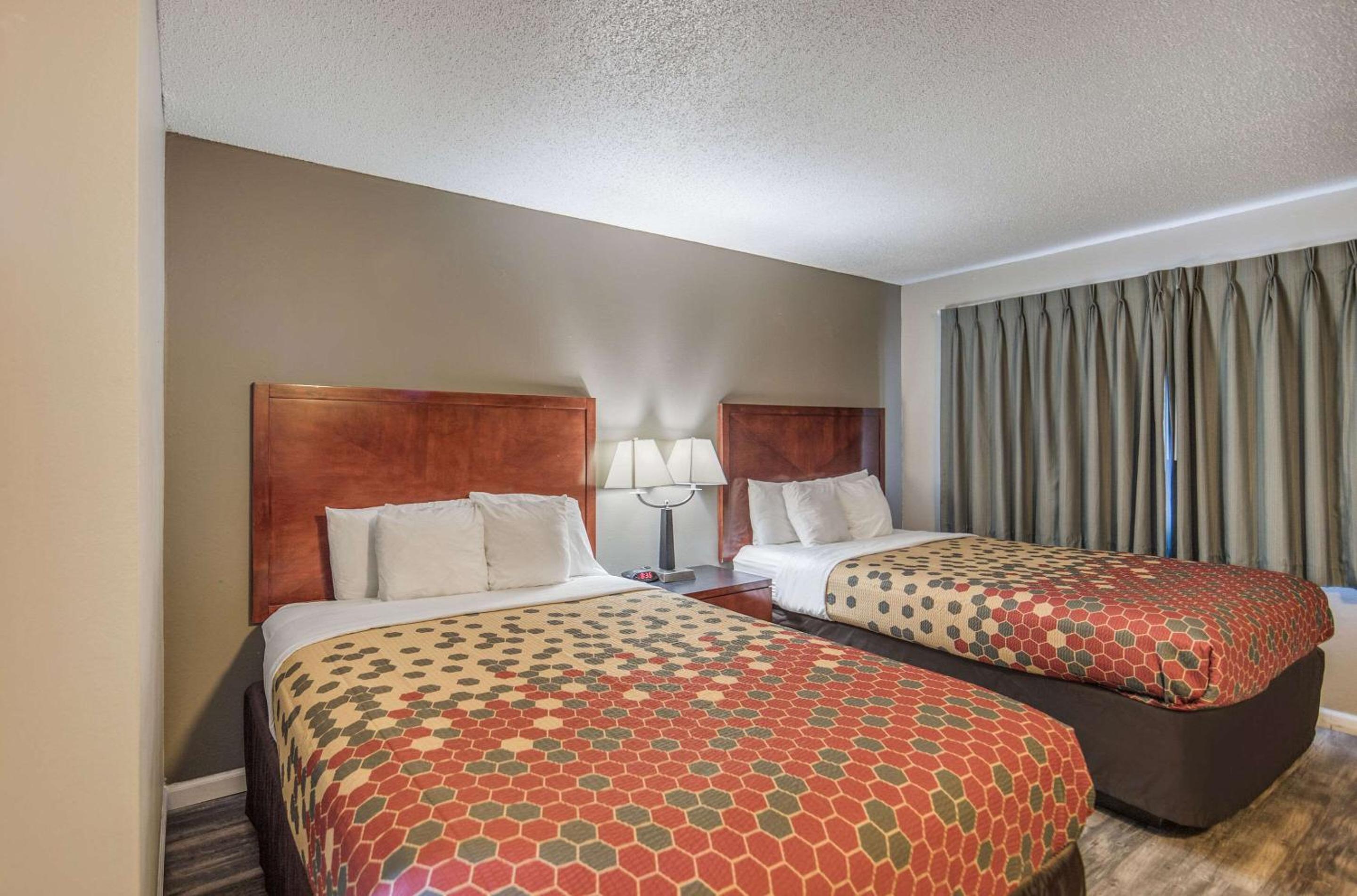 Queen Room with Two Queen Beds - Non-Smoking - Photo 5