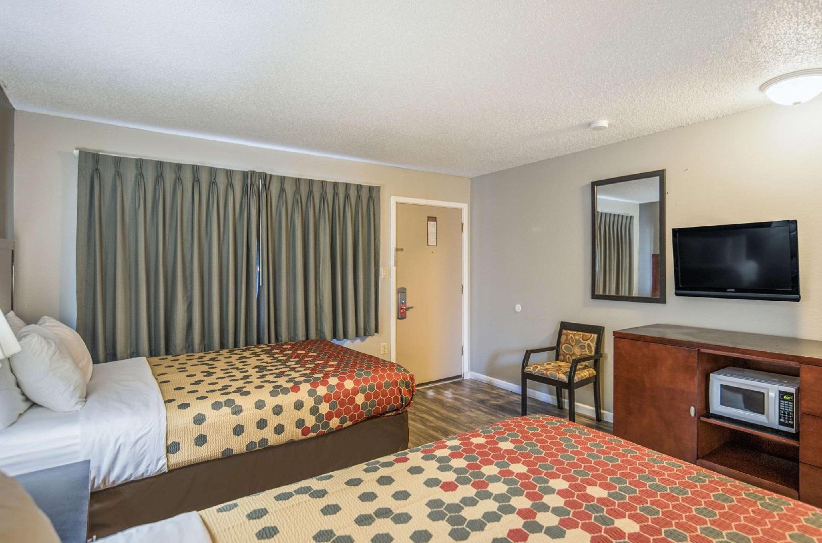Queen Room with Two Queen Beds - Non-Smoking - Photo 3