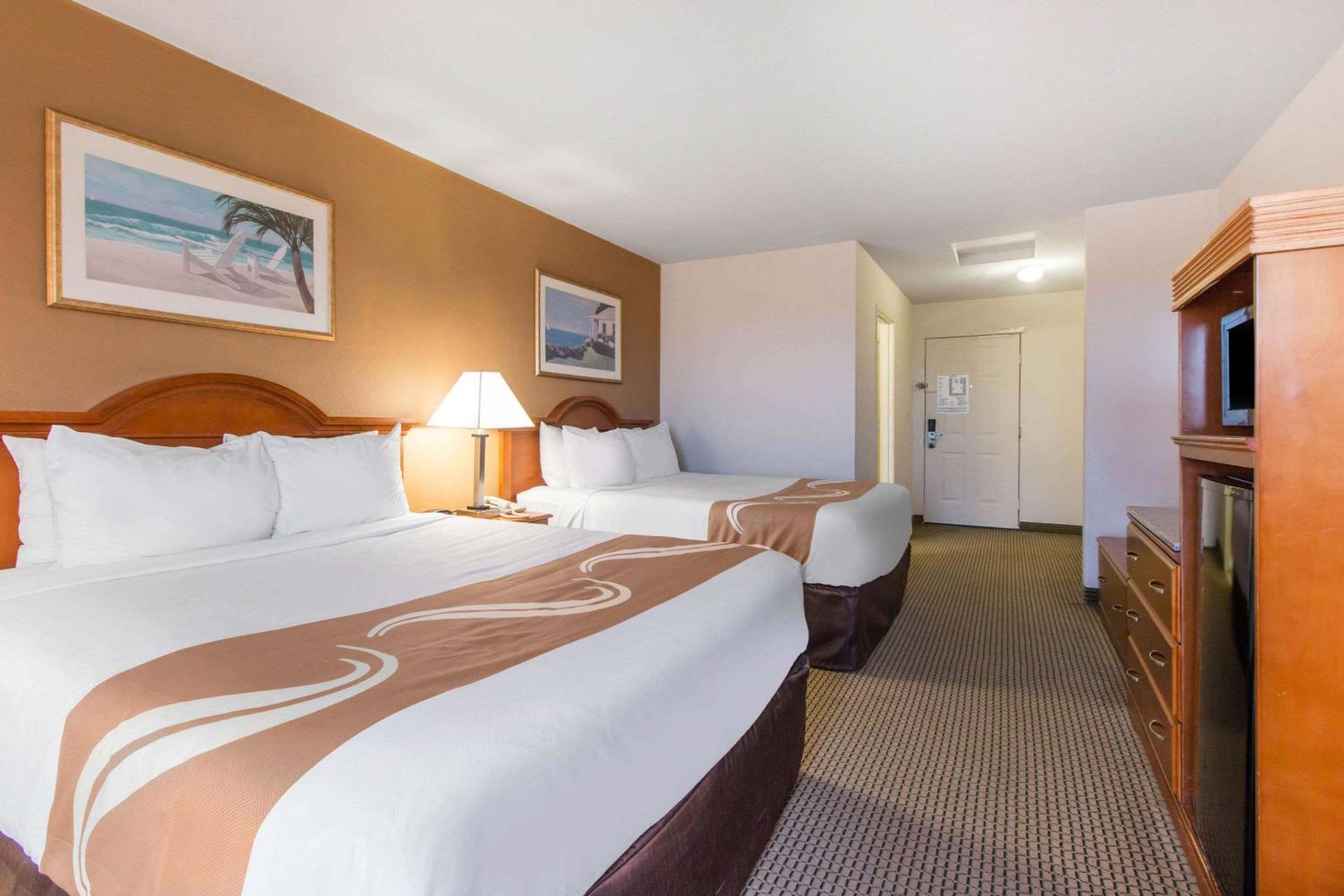 Queen Room with Two Queen Beds - Non-Smoking photo 3