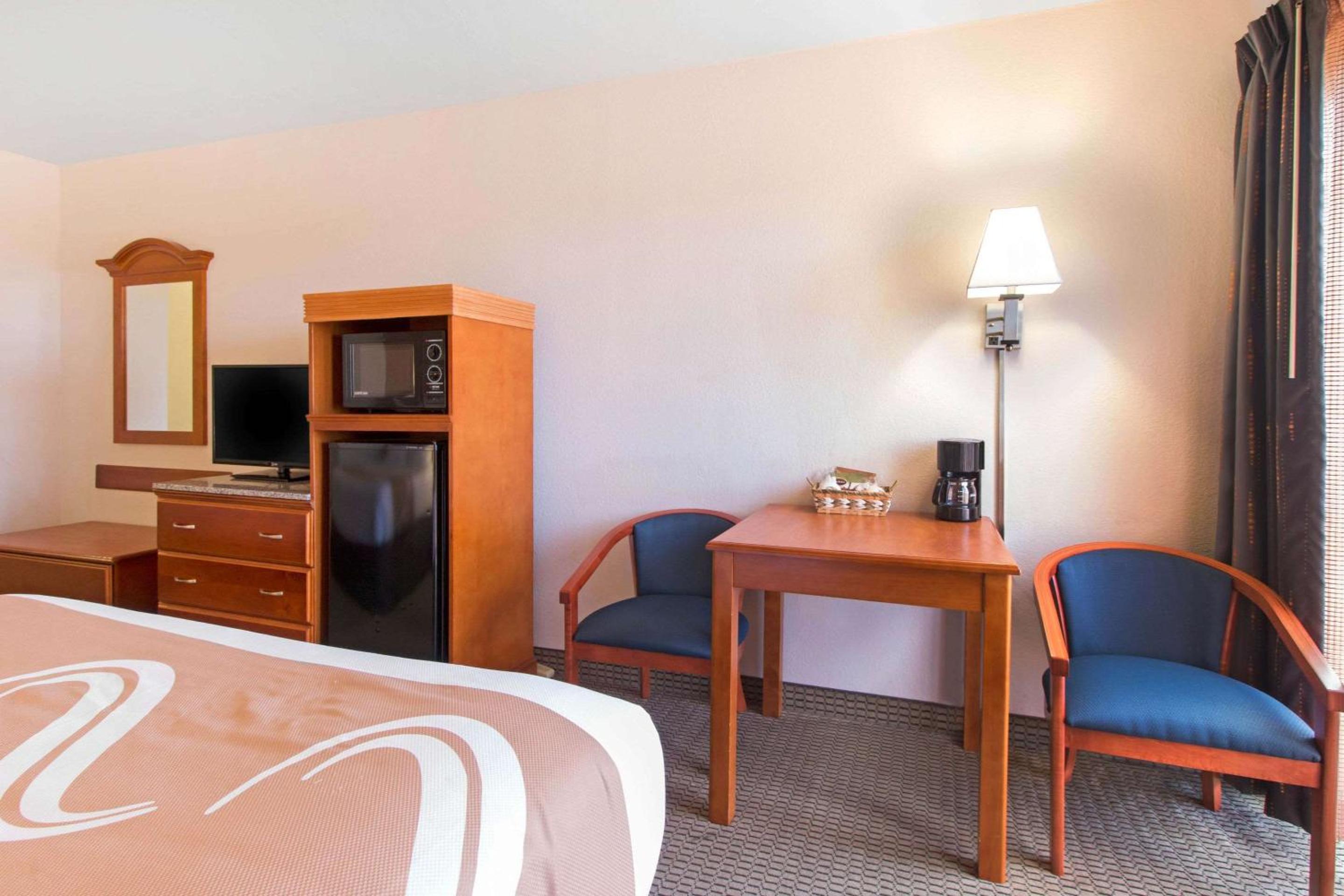 Queen Room with Two Queen Beds - Non-Smoking photo 2