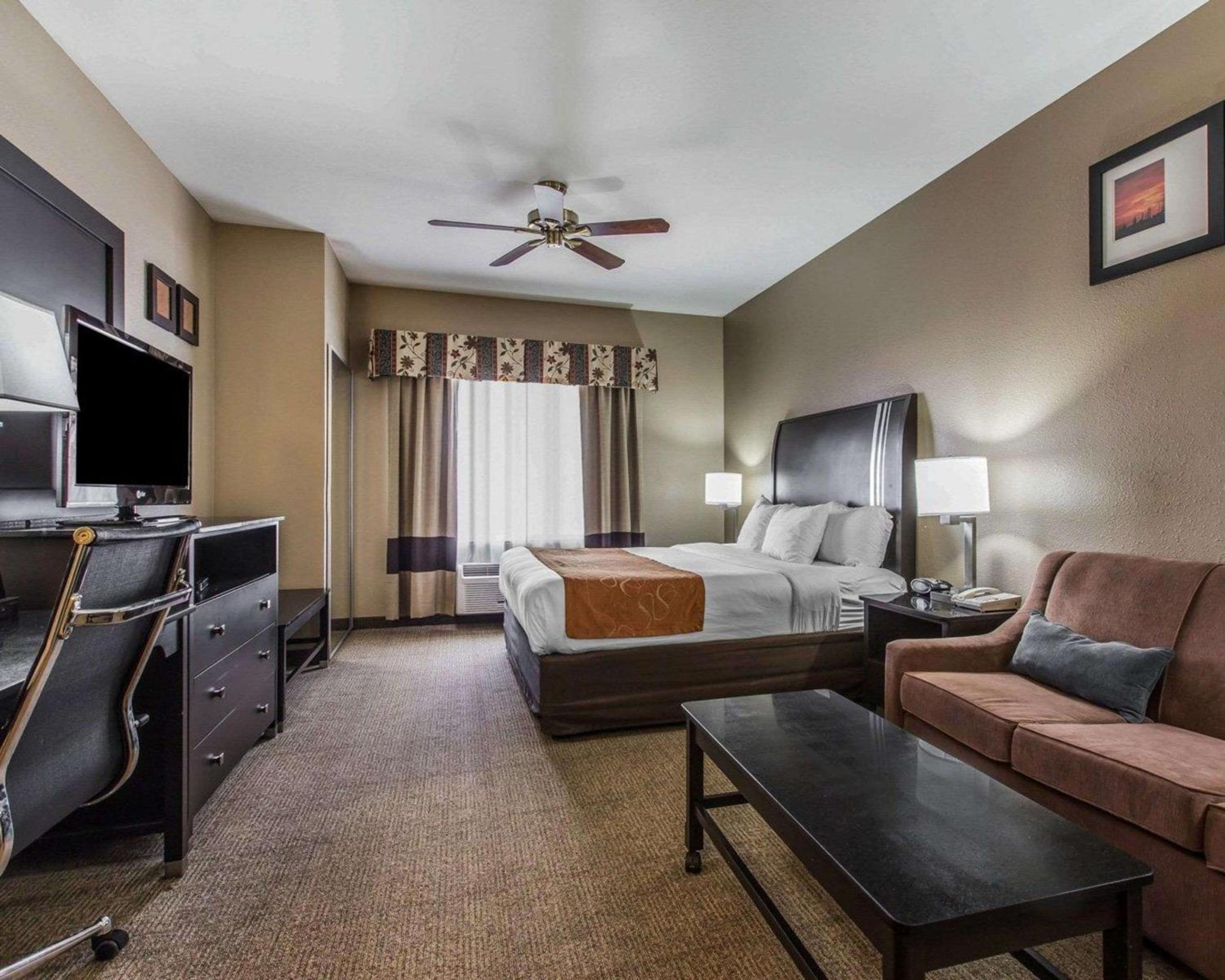 King Suite - Non-Smoking - Photo 2