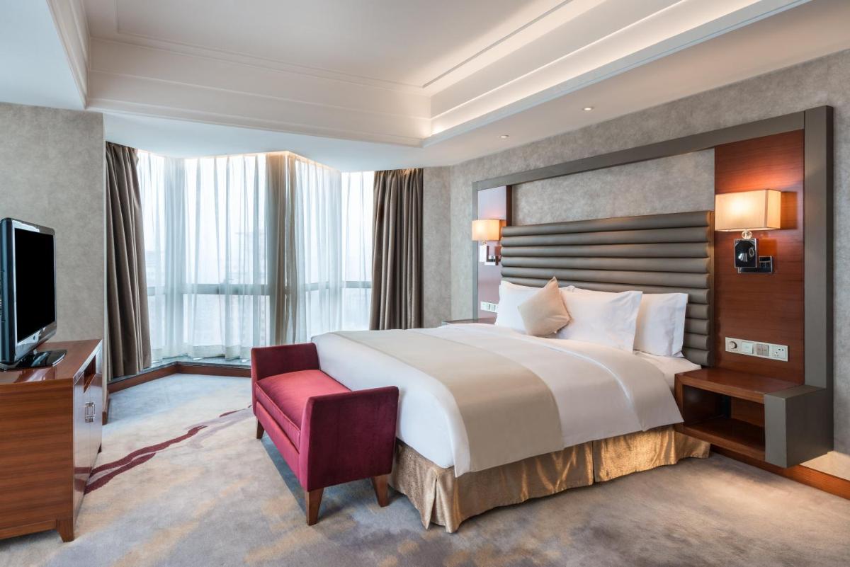 King One Bedroom with Living Room Lounge Access