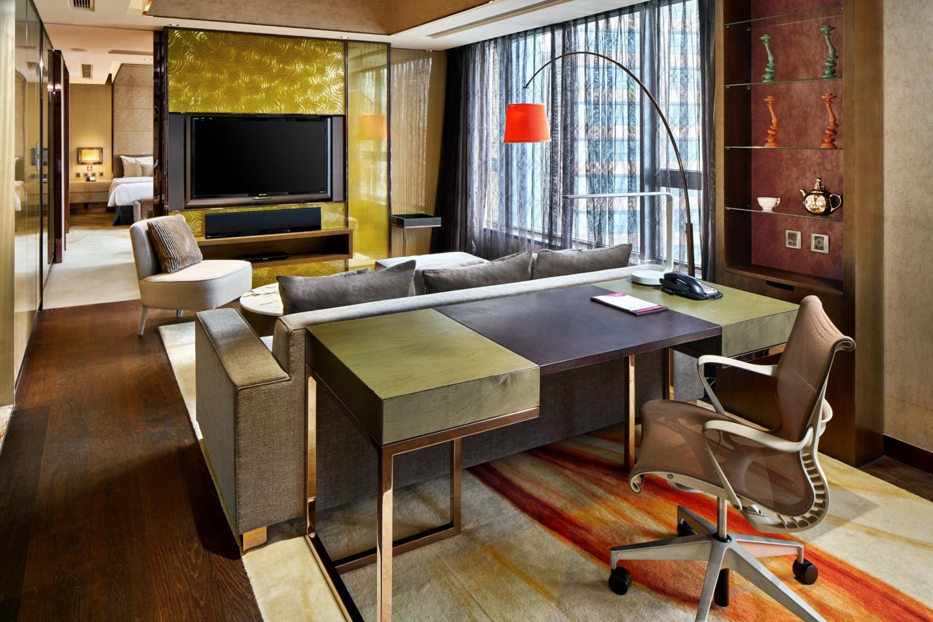 One-Bedroom Suite with Mountain View