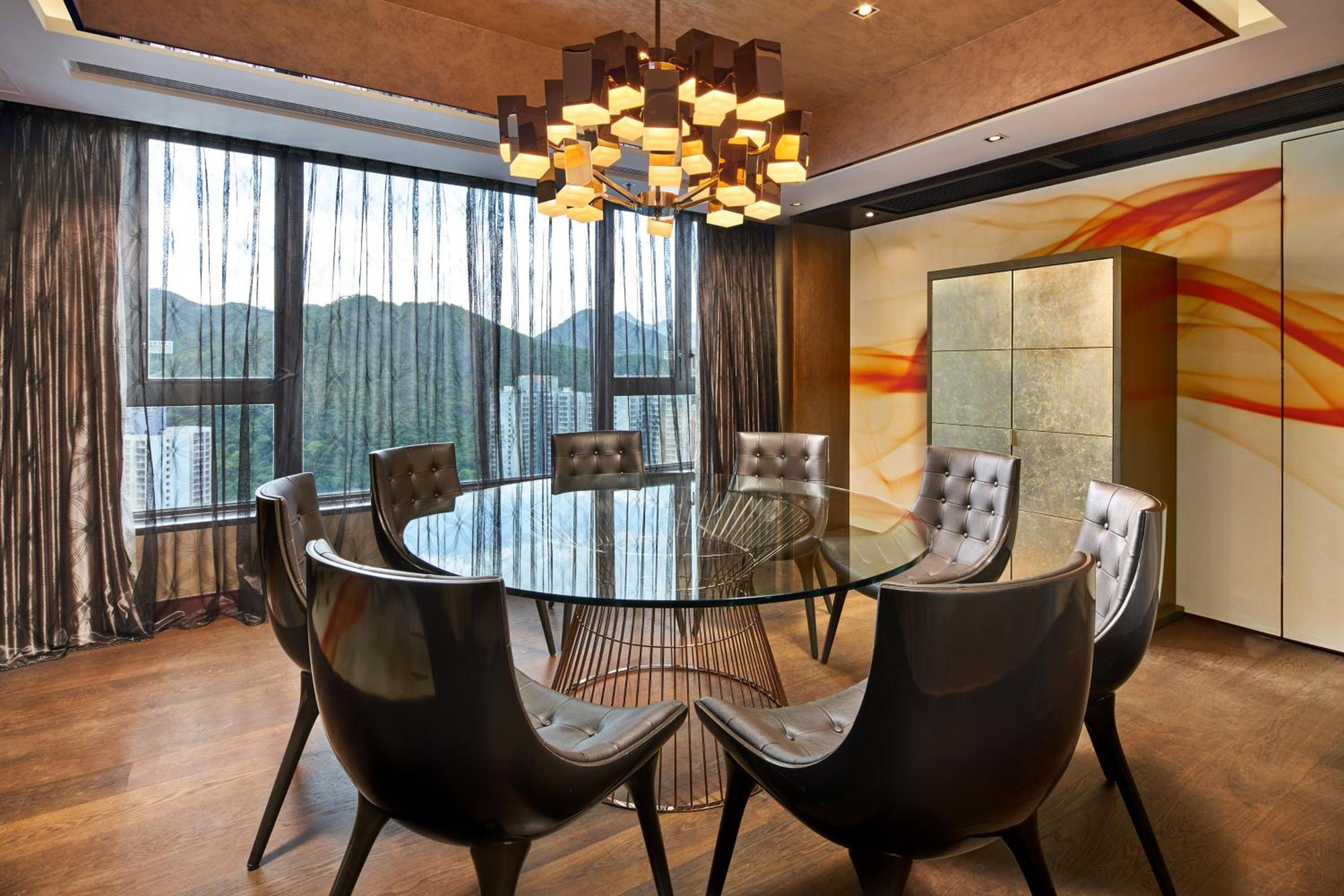 One-Bedroom Suite with Mountain View