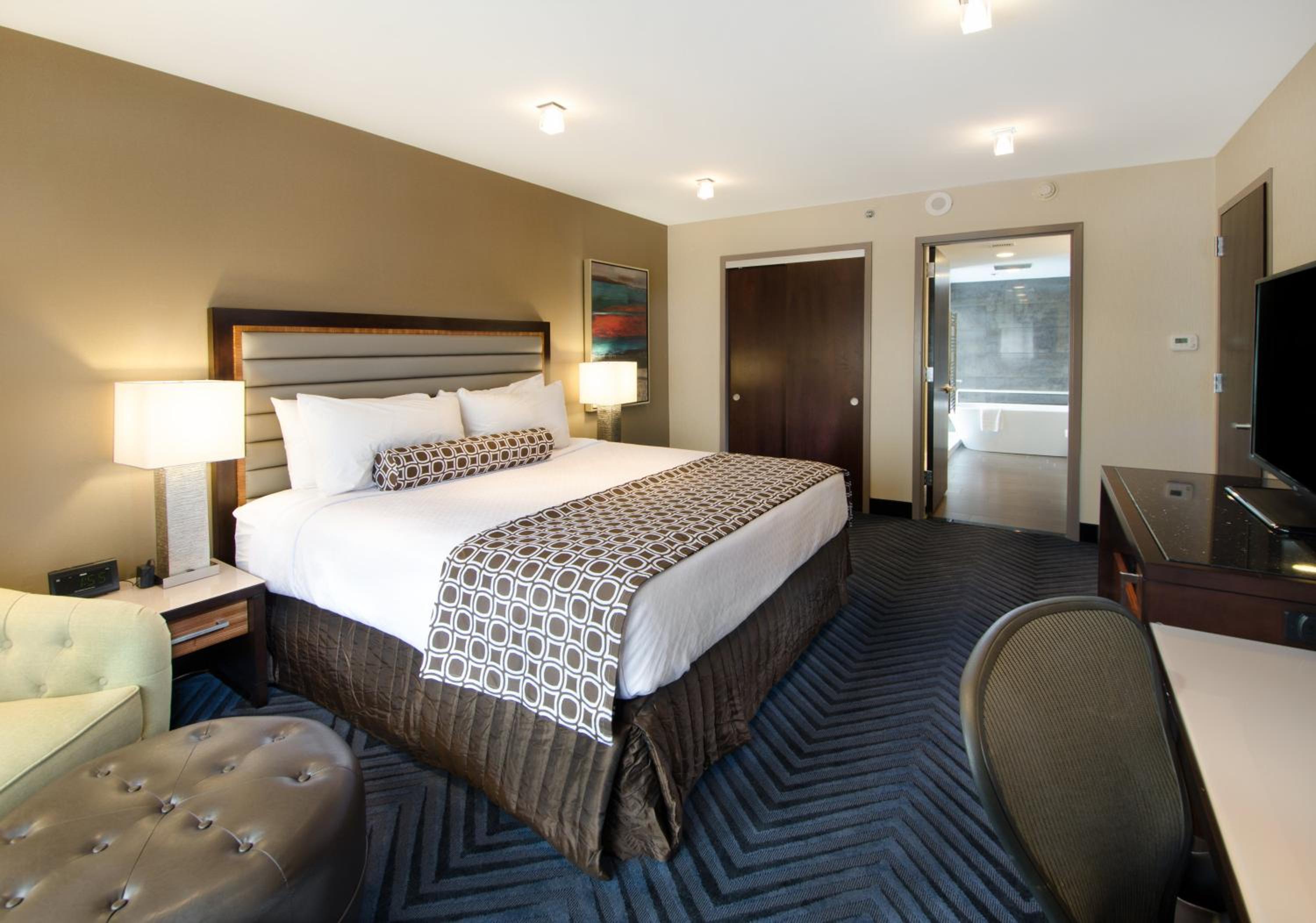 One-Bedroom King Suite with Kitchen - Photo 2