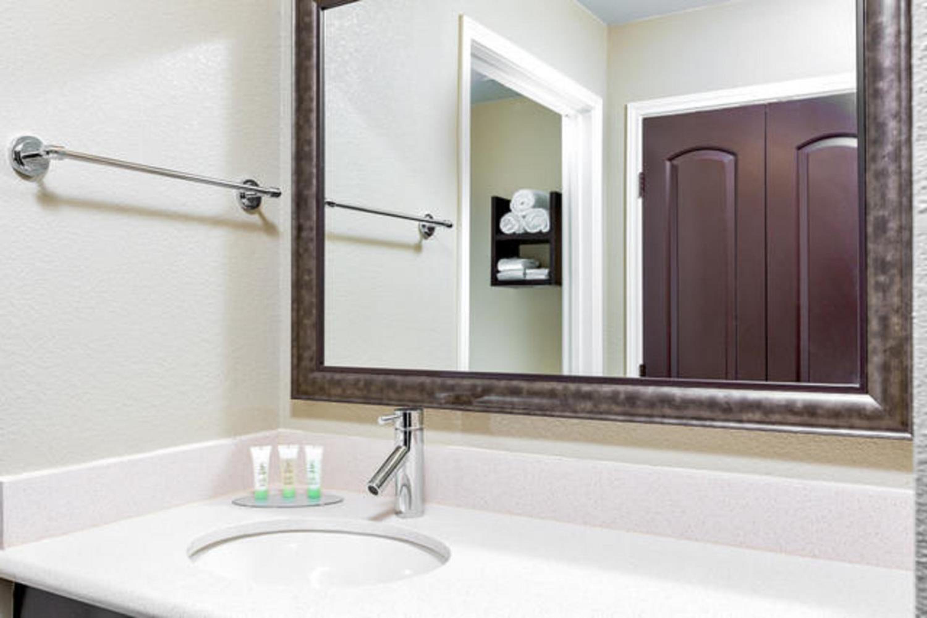 King Studio - Non-Smoking - Hearing Accessible with Bath Tub  photo 3