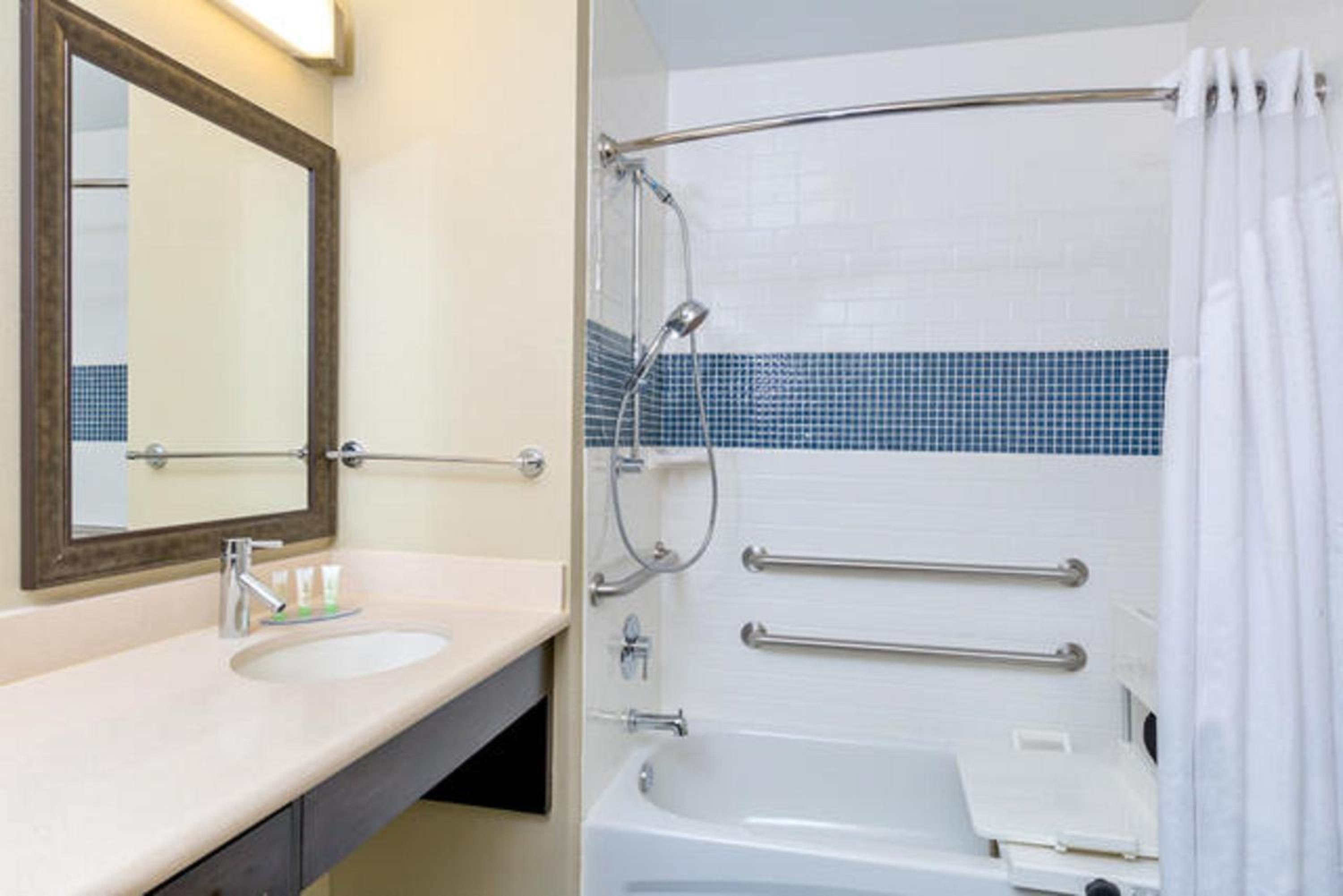 Two-Bedroom Suite - Hearing Accessible with Bath Tub photo 3