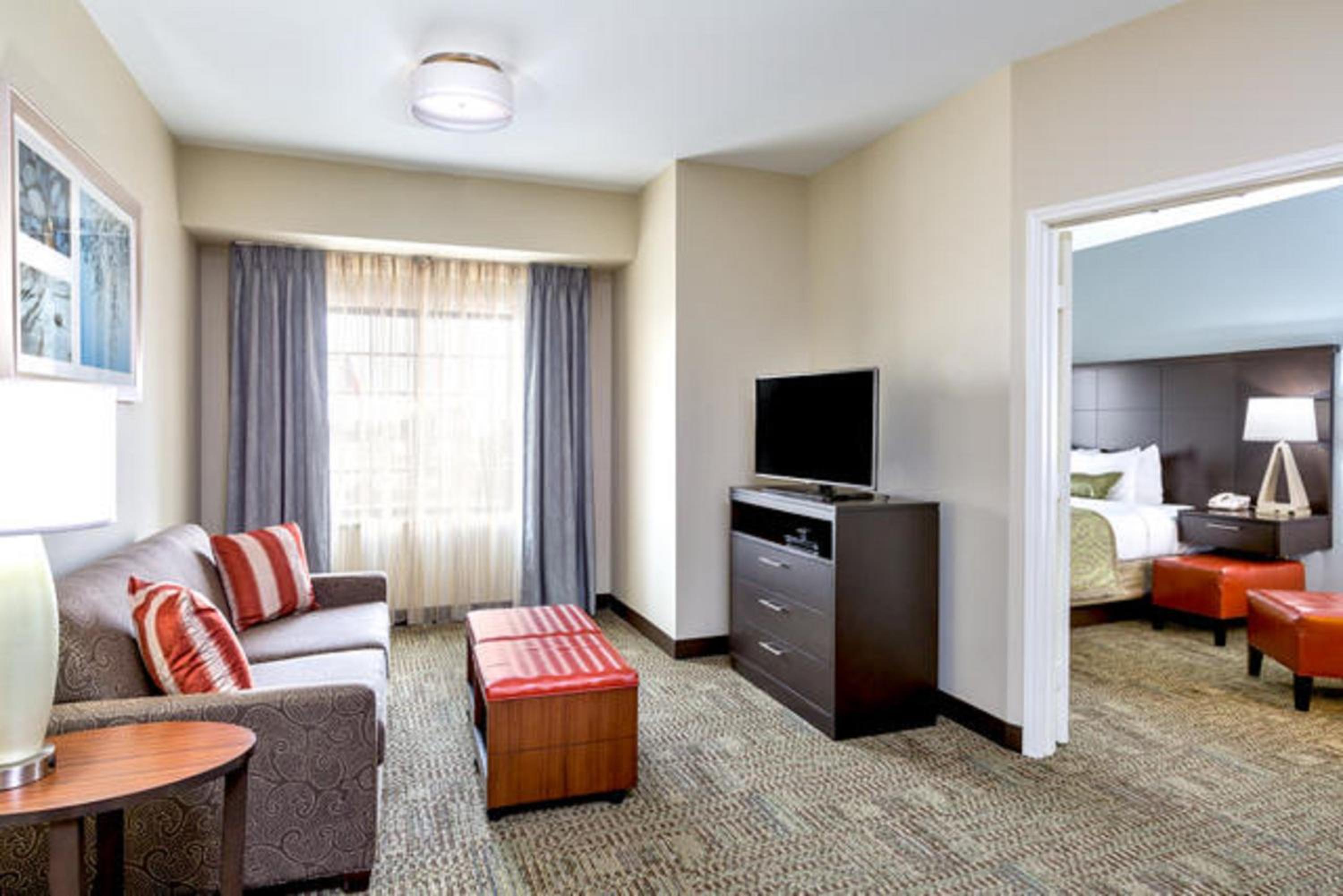 Two Bedroom Suite with One Queen Bed and Two Double Beds - Non-Smoking photo 3