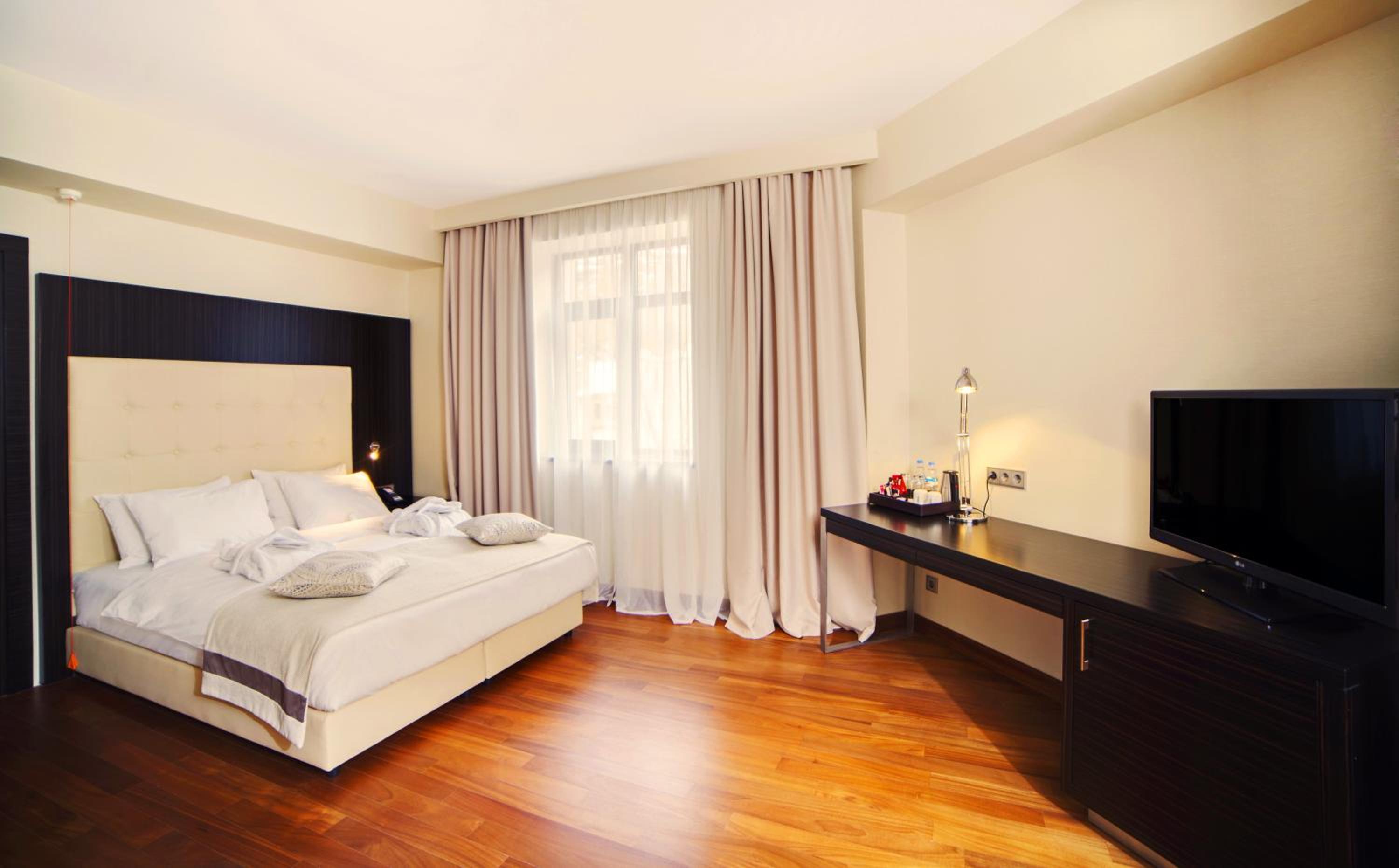 King Room with River View - Accessible  photo 3