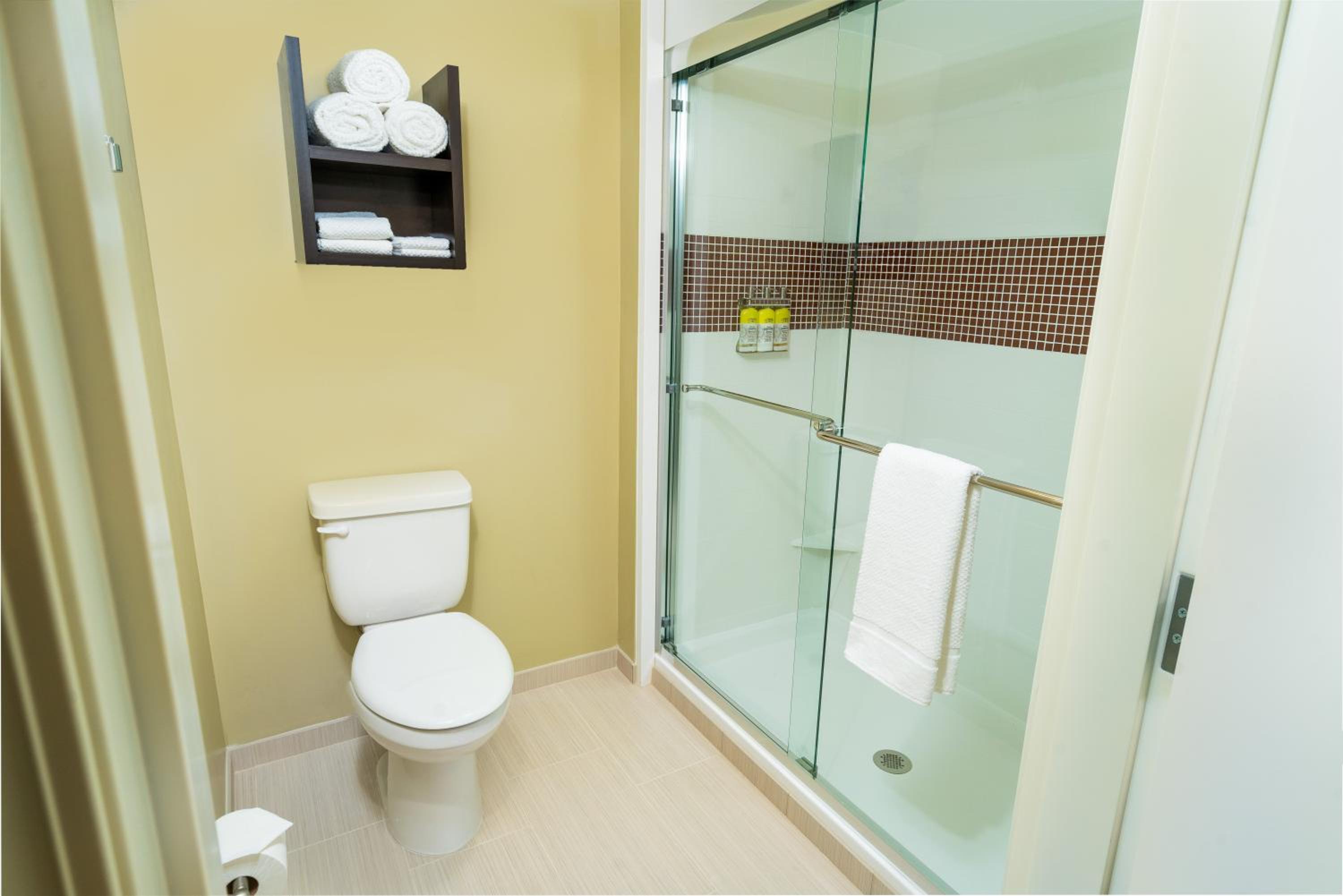 Two-Bedroom Queen Suite - Photo 5