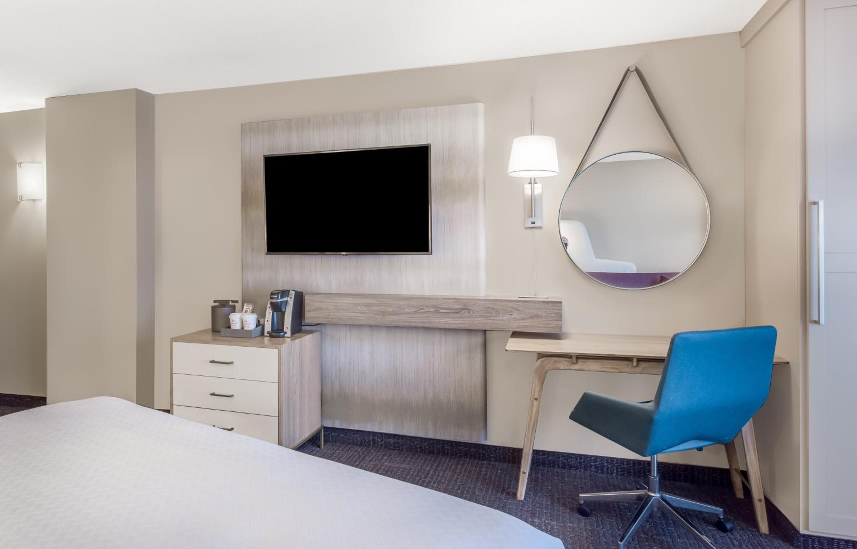 Standard King Room - Photo 13