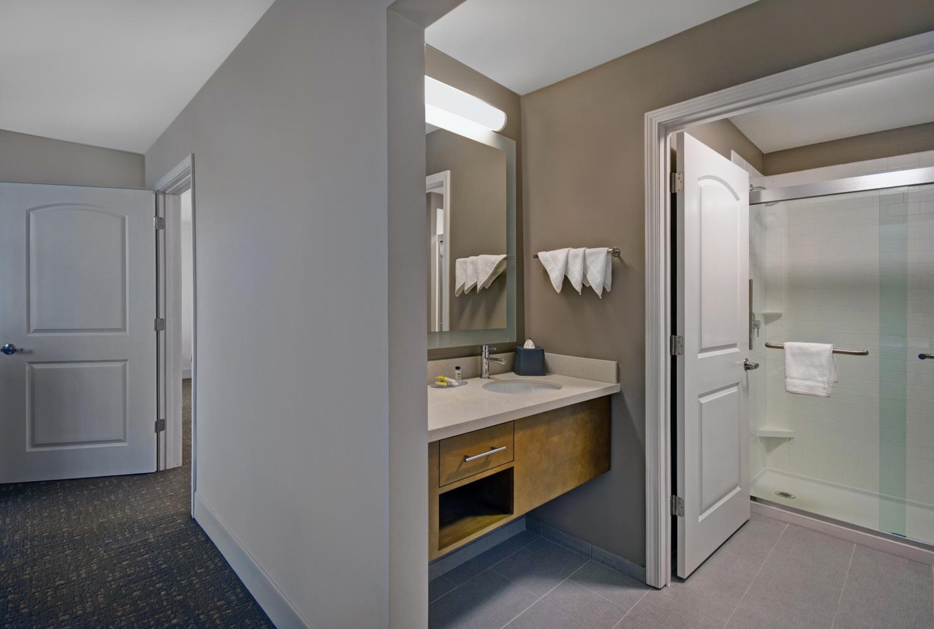 One-Bedroom Queen Suite - Photo 5
